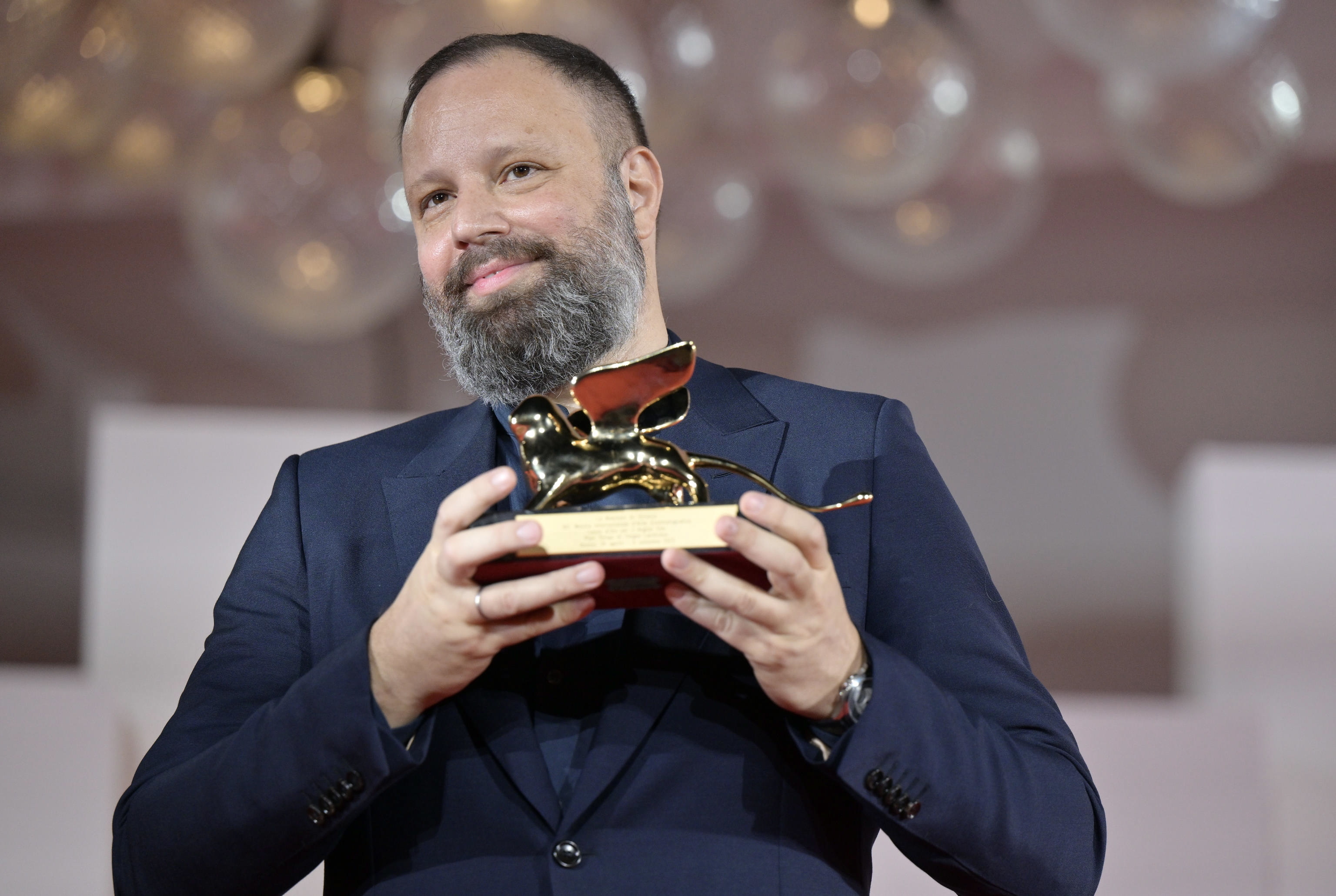 El director Yorgos Lanthimos recibe el León de Oro por 'Pobres criaturas'.
