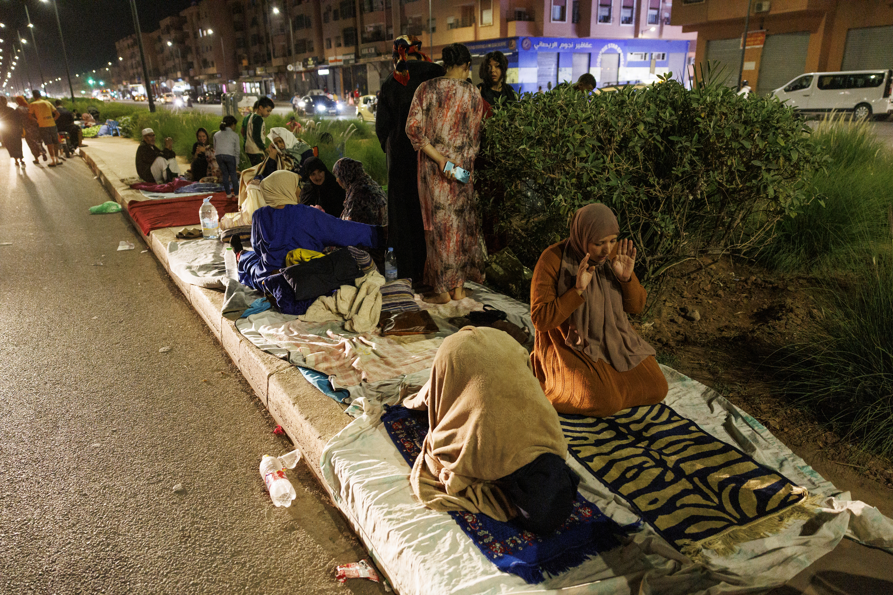 Gente durmiendo en la calle en Marrakech.