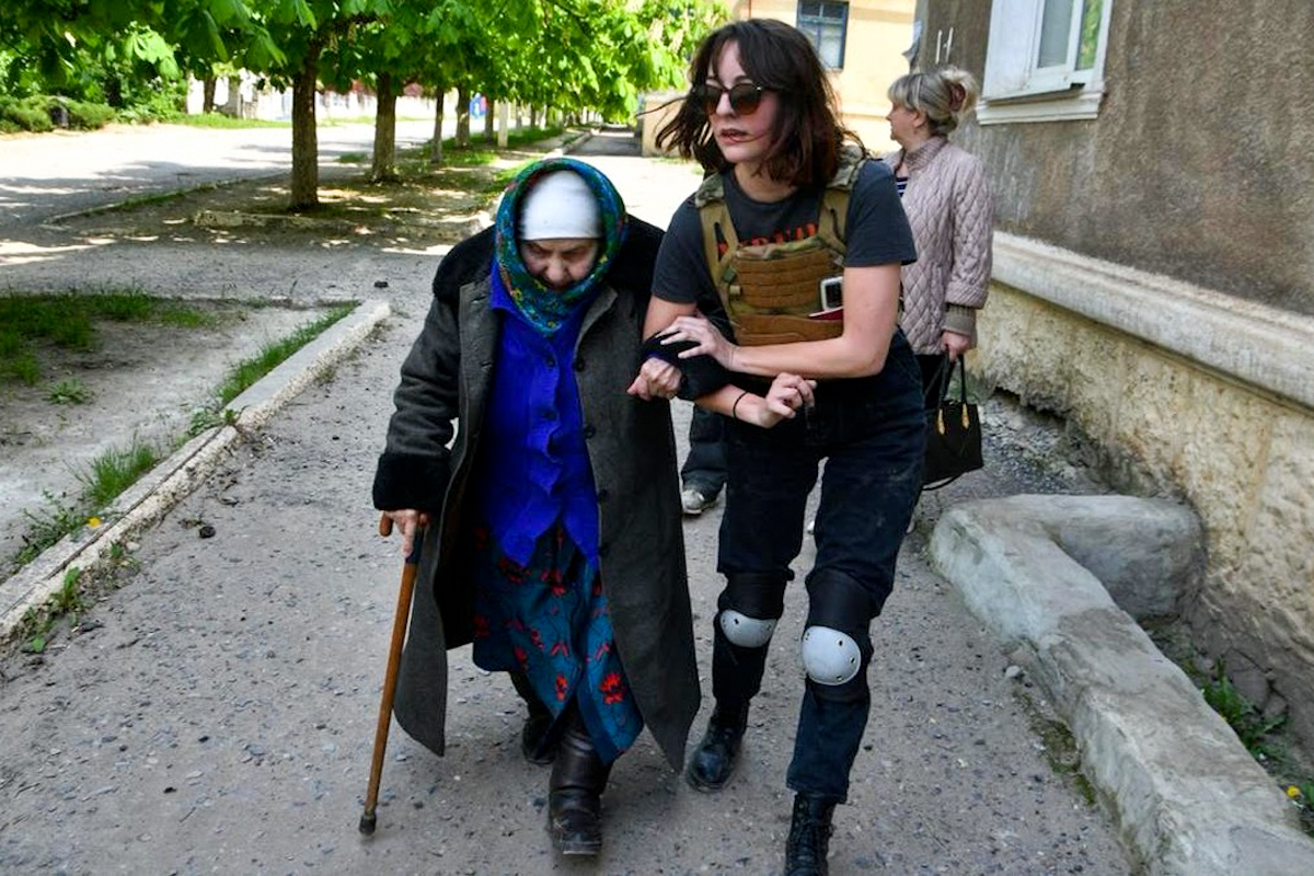 Emma Igual, ,ayudando a una anciana en Ucrania.