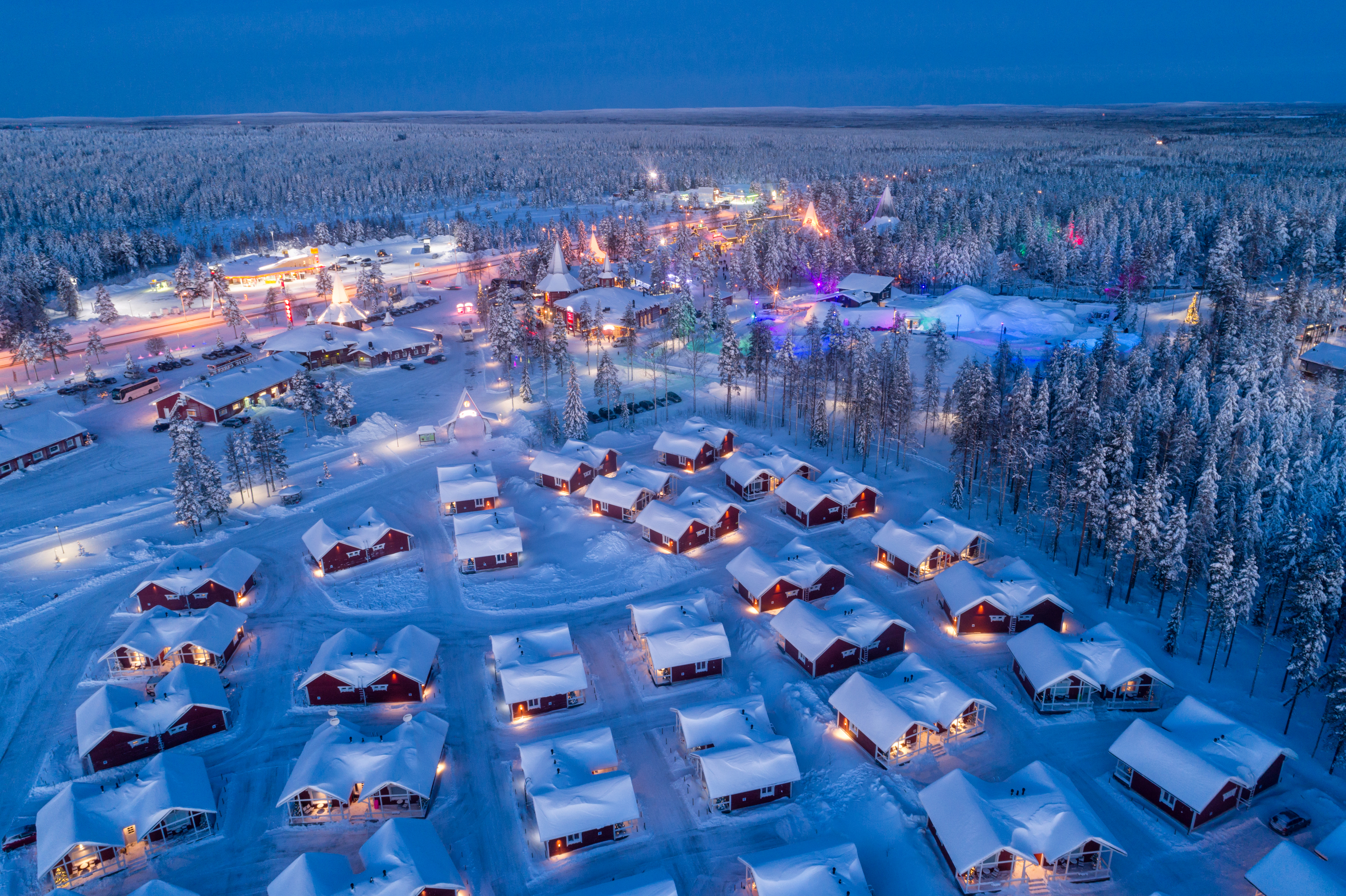 Vista nocturna aérea de la aldea de Santa Claus en Rovaniemi en Laponia, Finlandia.