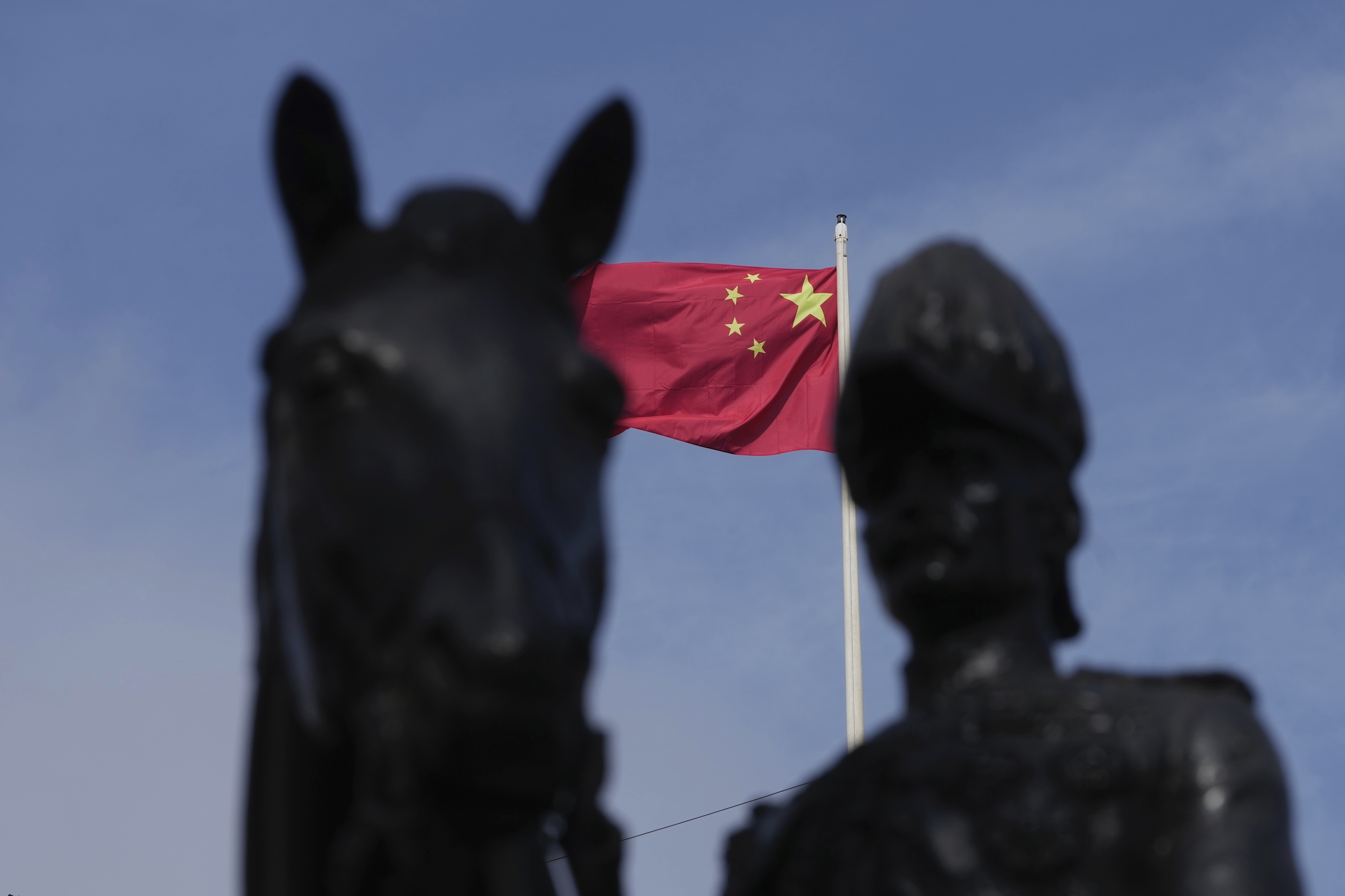 La bandera china se iza en la embajada del mismo país, en Londres, este lunes.