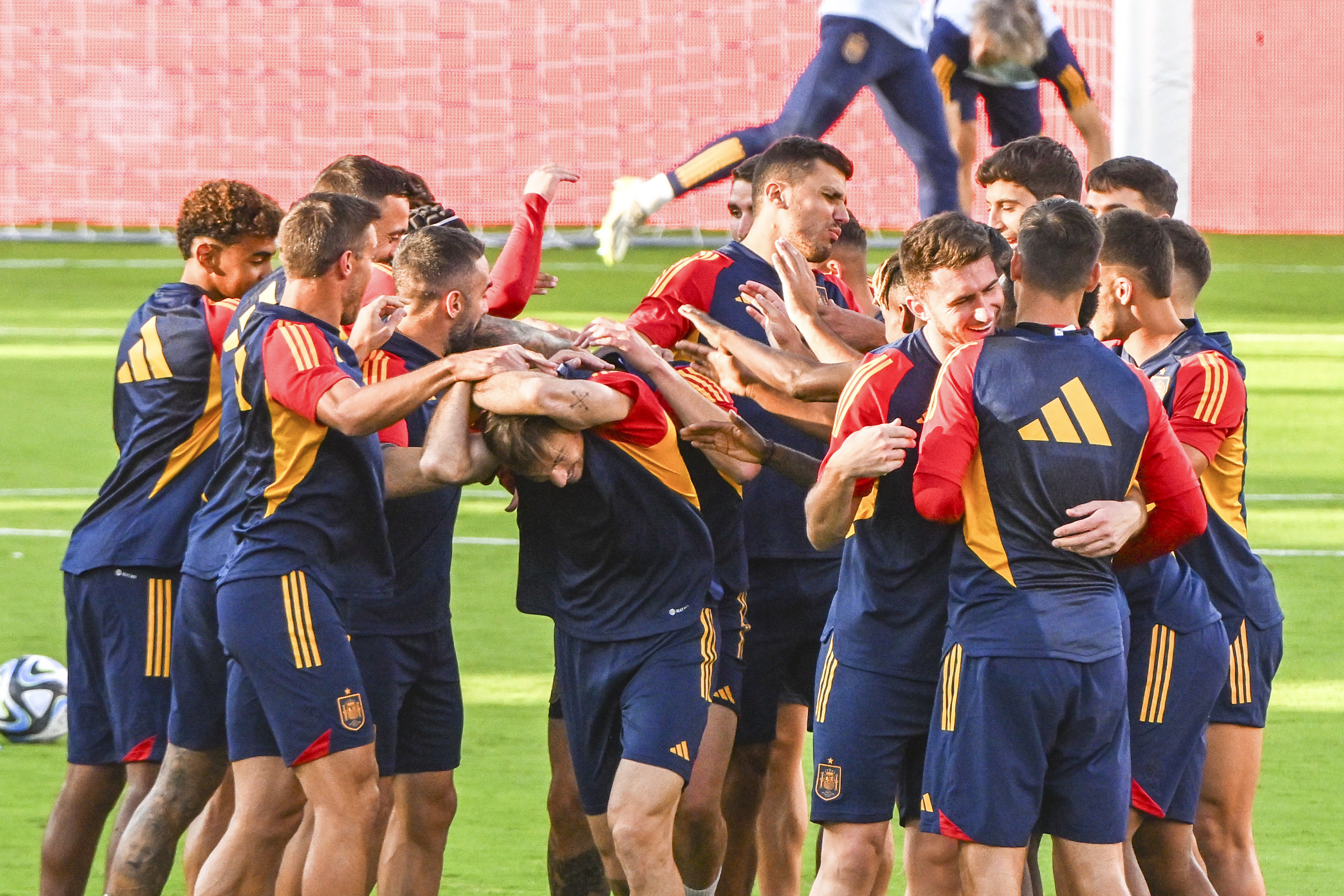 Los jugadores de la seleccin, durante el entrenamiento en Granada.