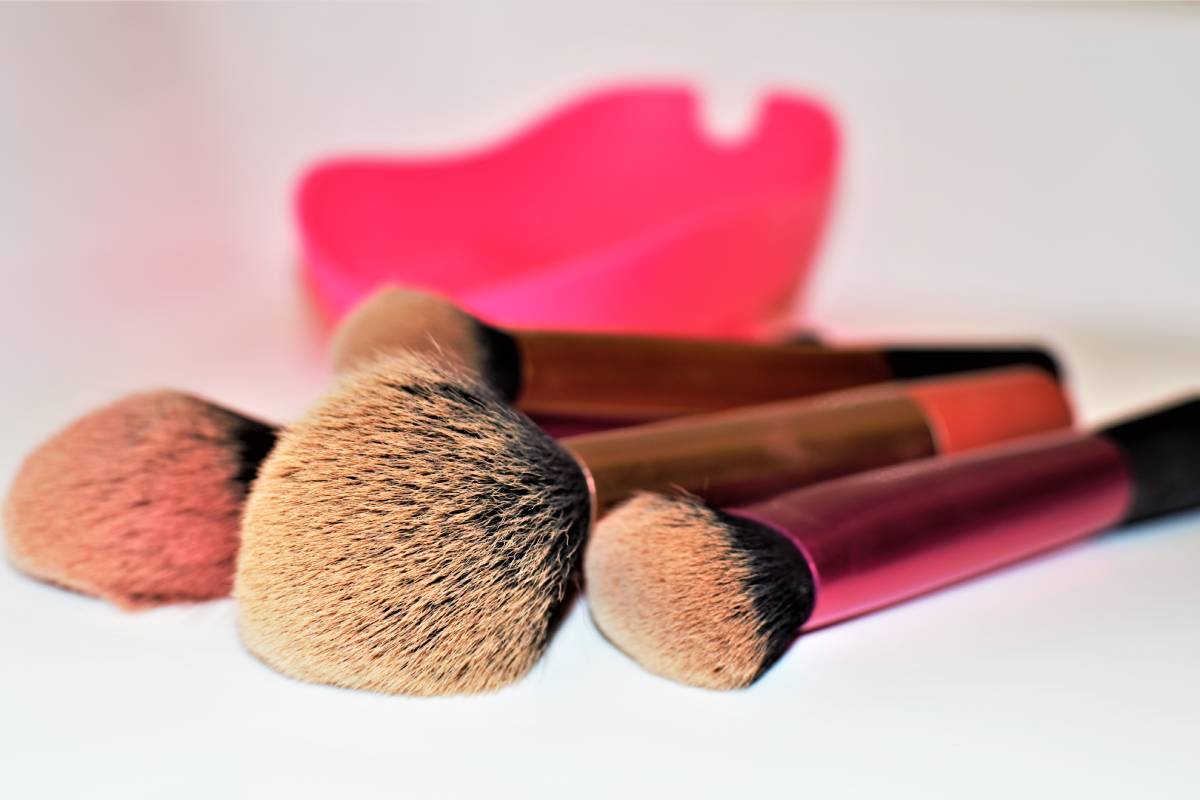 Cómo  limpiar y cuidar las brochas de maquillaje