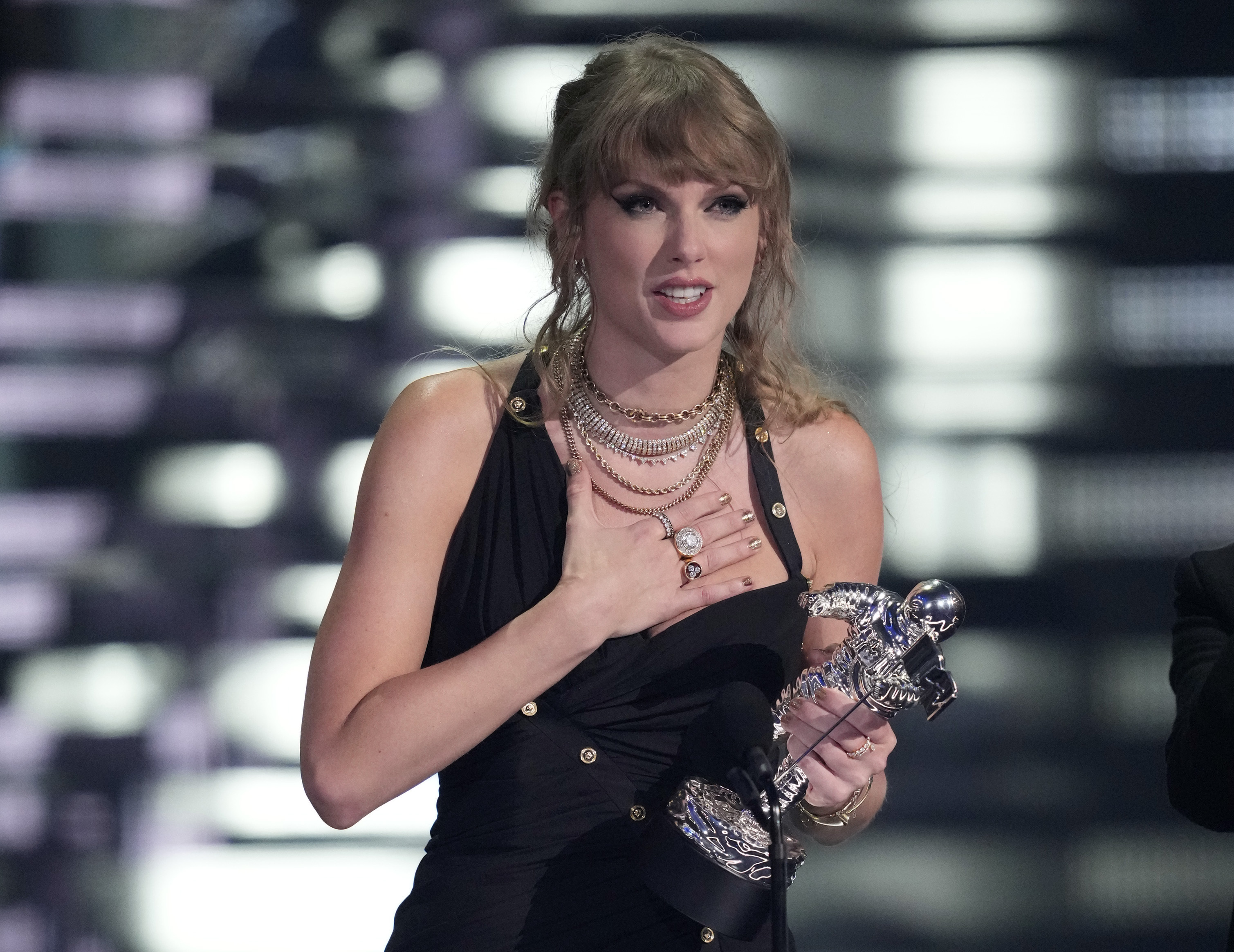 La cantante Taylor Swift al recoger uno de los premios.
