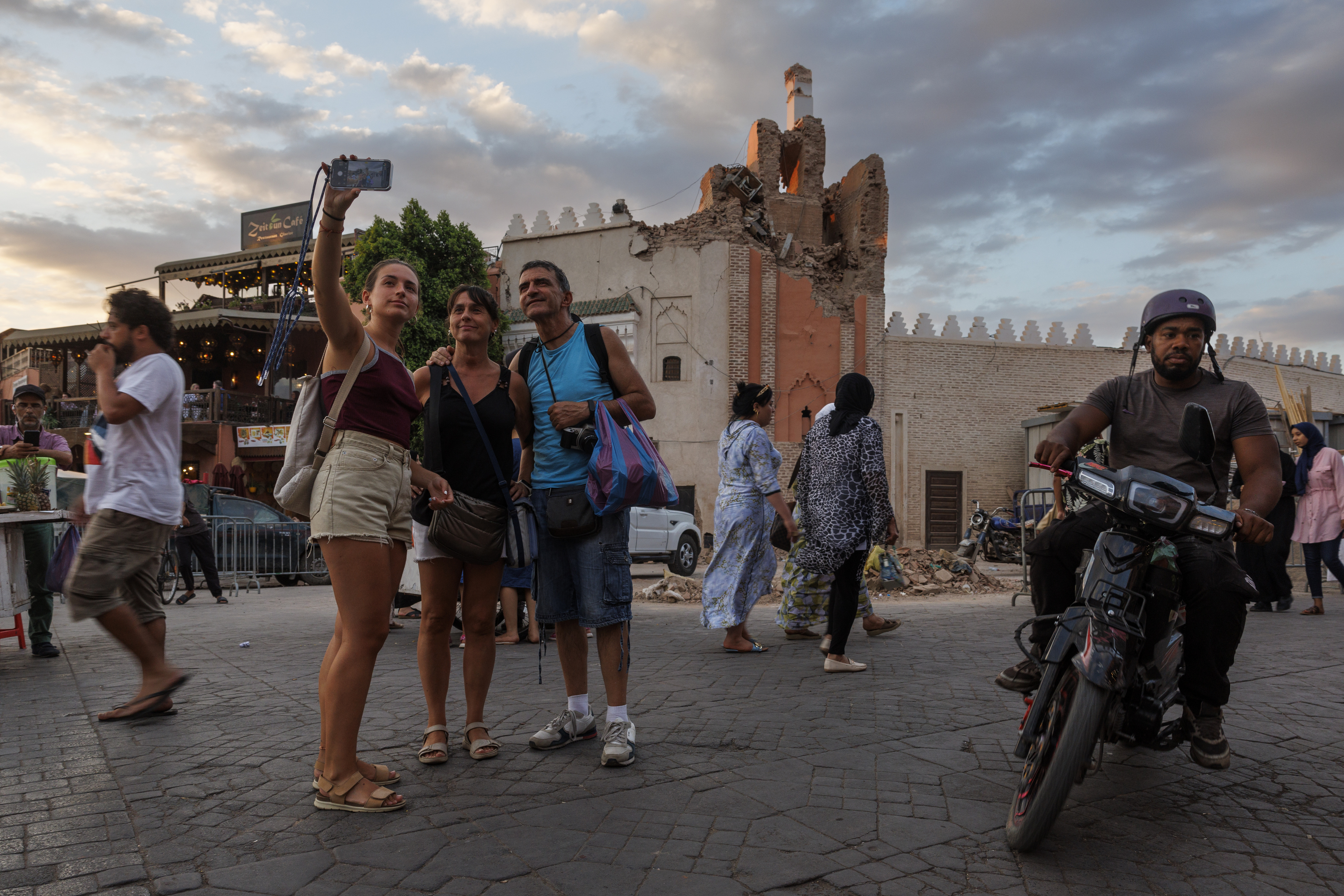 Unos turistas se hacen un 'selfi' frente al Mezquita de Kharbuch, en Marrakech.