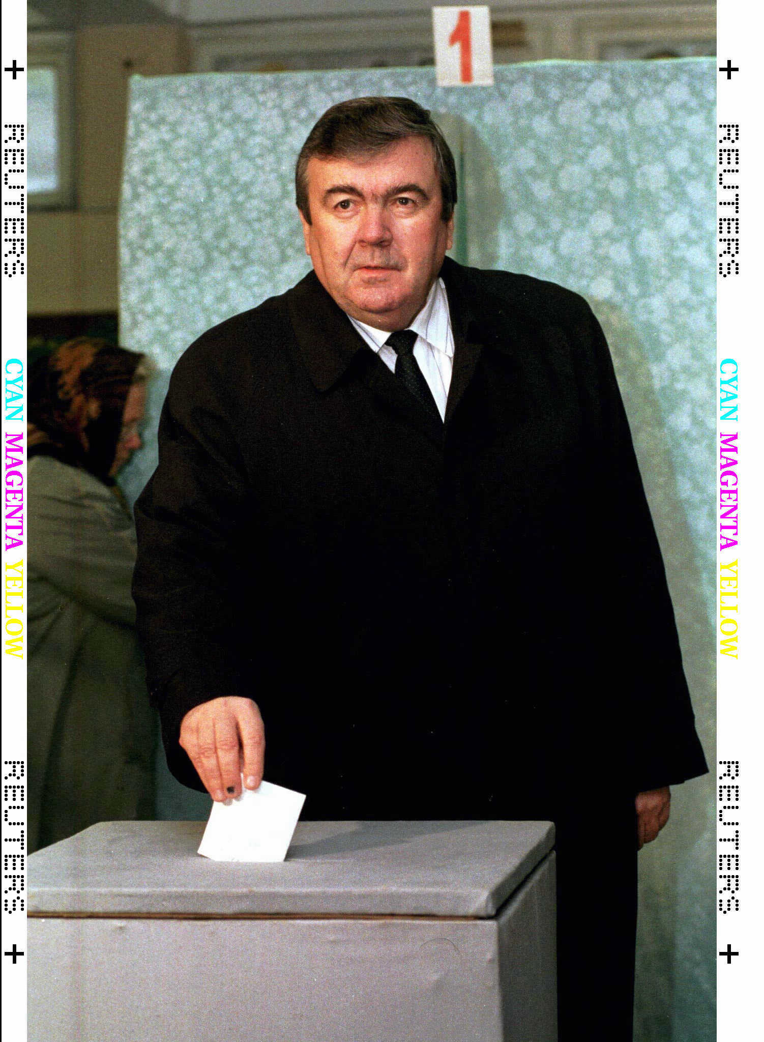 Mircea Snegur deposita su voto en noviembre de 1996.