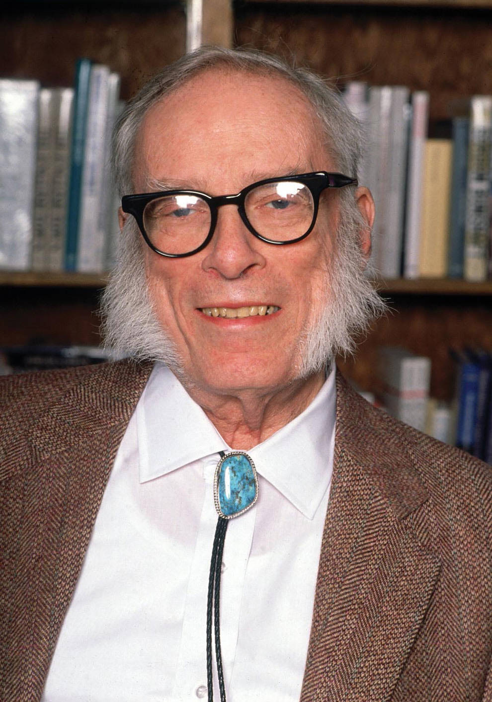 Isaac Asimov, el genio paradójico que anticipó la inteligencia artificial
