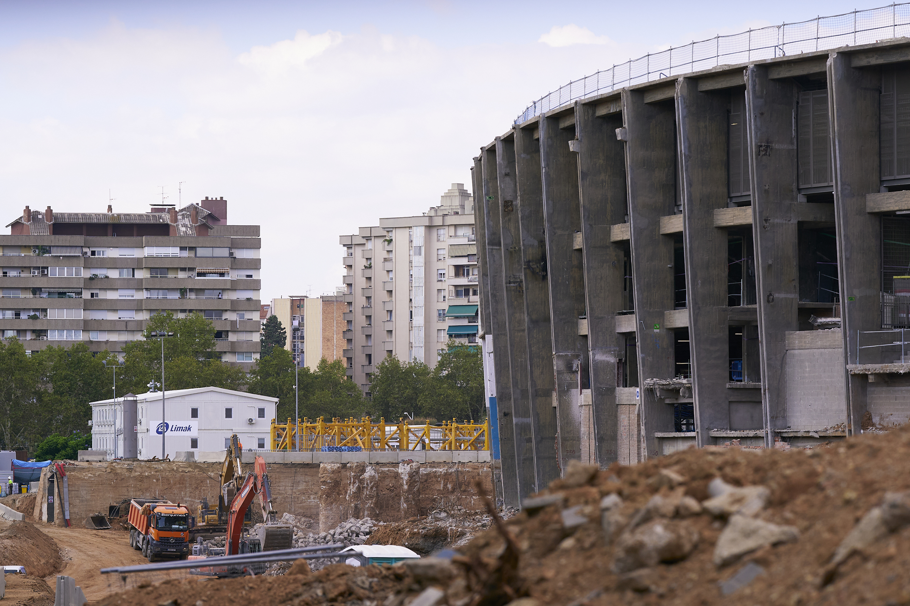 El Camp Nou, ya sin tercera gradería, con los barracones de Limak al fondo, el pasado miércoles