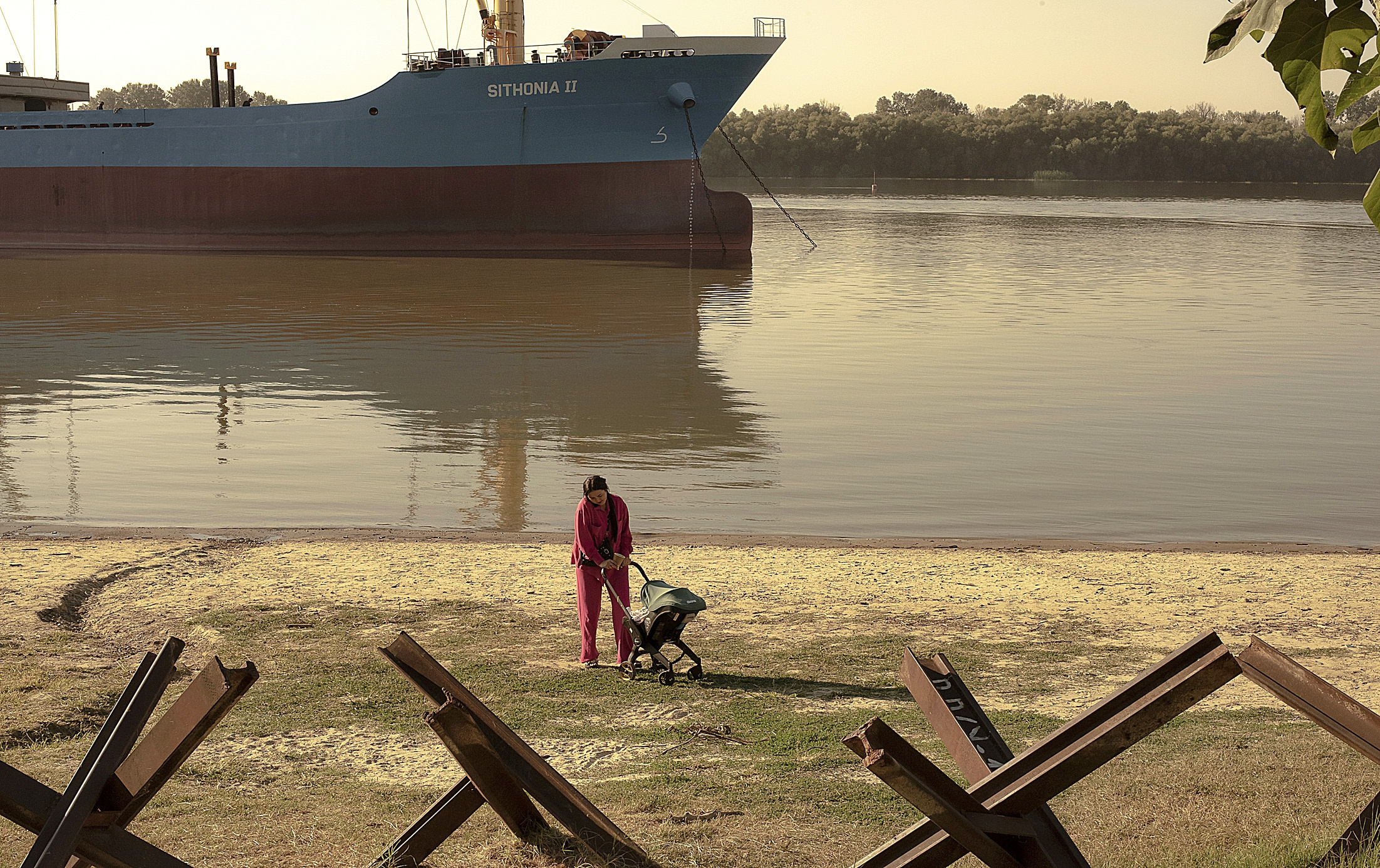Una madre y su hijo en el puerto de Izmail.