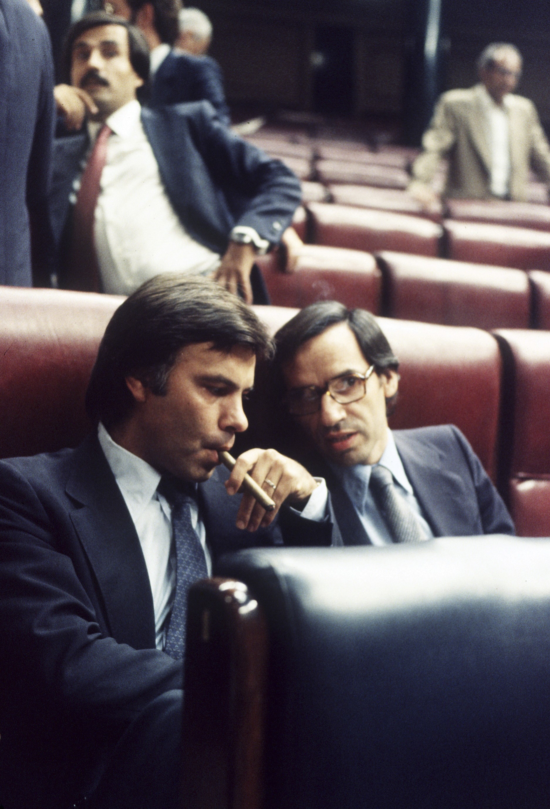 Felipe González y Alfonso Guerra en  el debate parlamentario sobre la moción de censura a  Adolfo Suárez en mayo 1980.