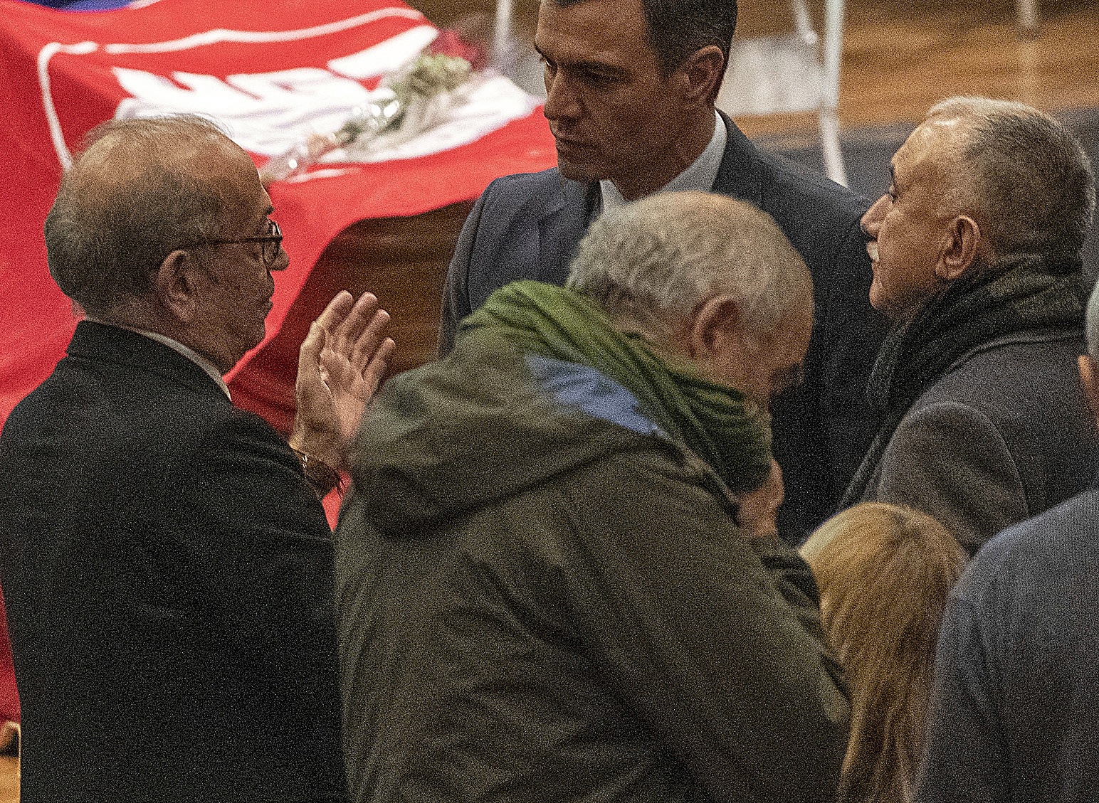 Nicolás Redondo Terreros conversa con Pedro Sánchez en el funeral del padre del primero, el pasado mes de enero.