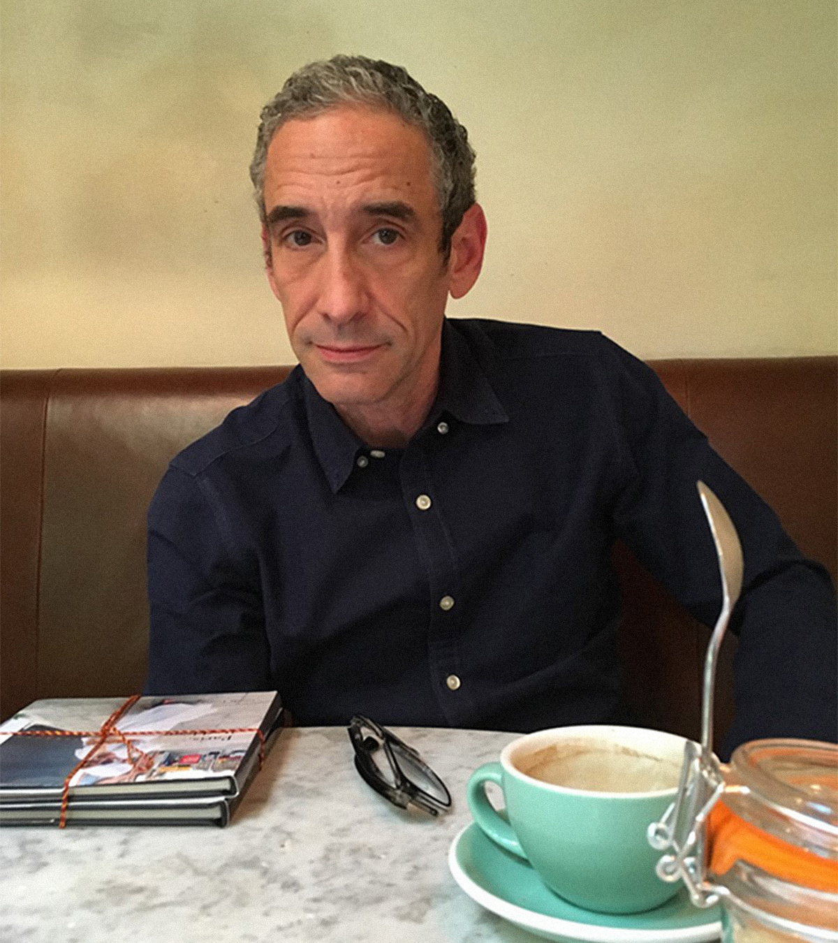 El escritor neoyorquino en una cafetería