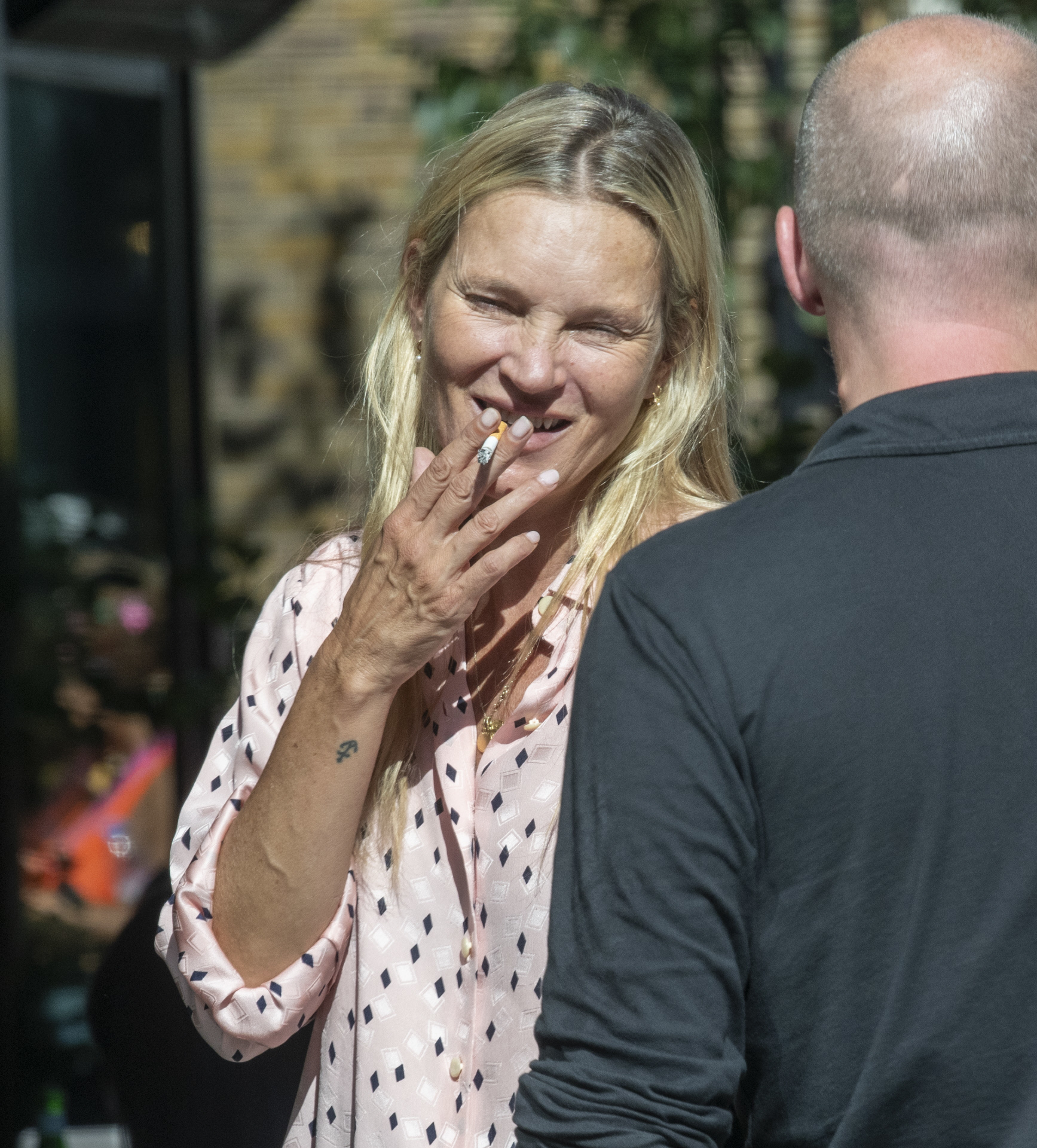 Kate Moss, fumando a las puertas de un restaurante, hace unos das.