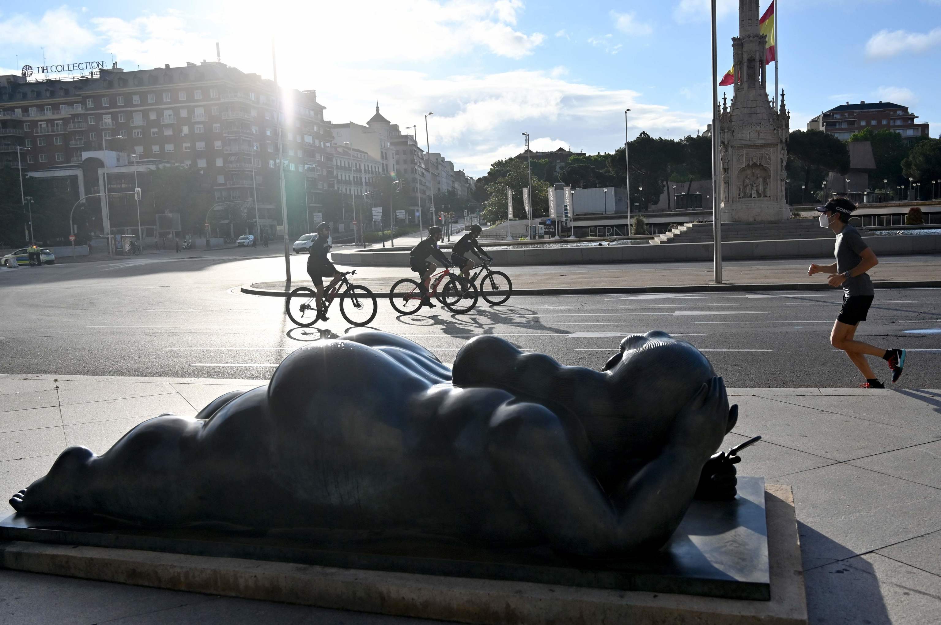 La escultura 'Mujer con espejo', en la Plaza de Colón de Madrid.