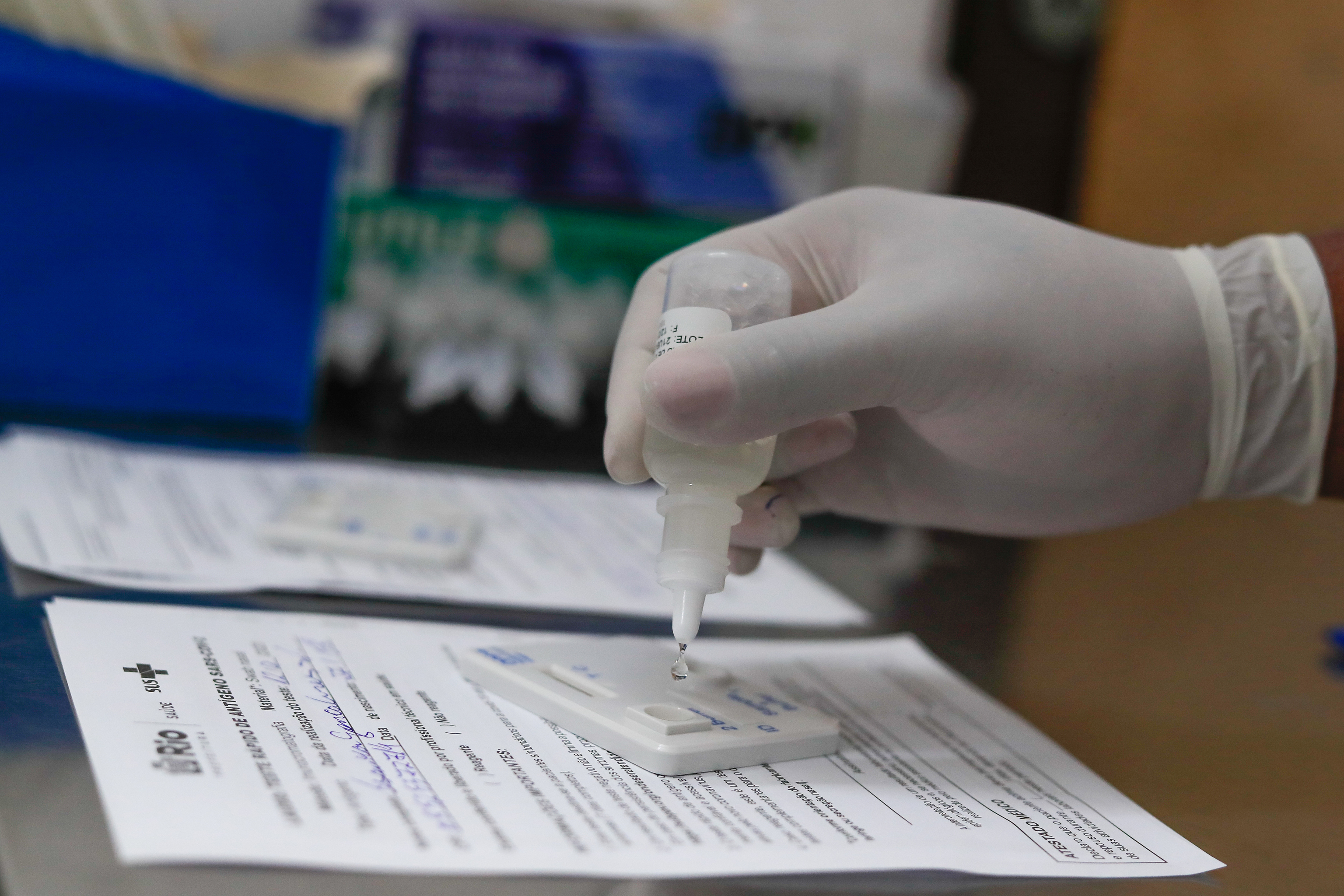 Un profesional de la salud realiza hoy una prueba de Covid, en un centro de vacunación en Río de Janeiro (Brasil).