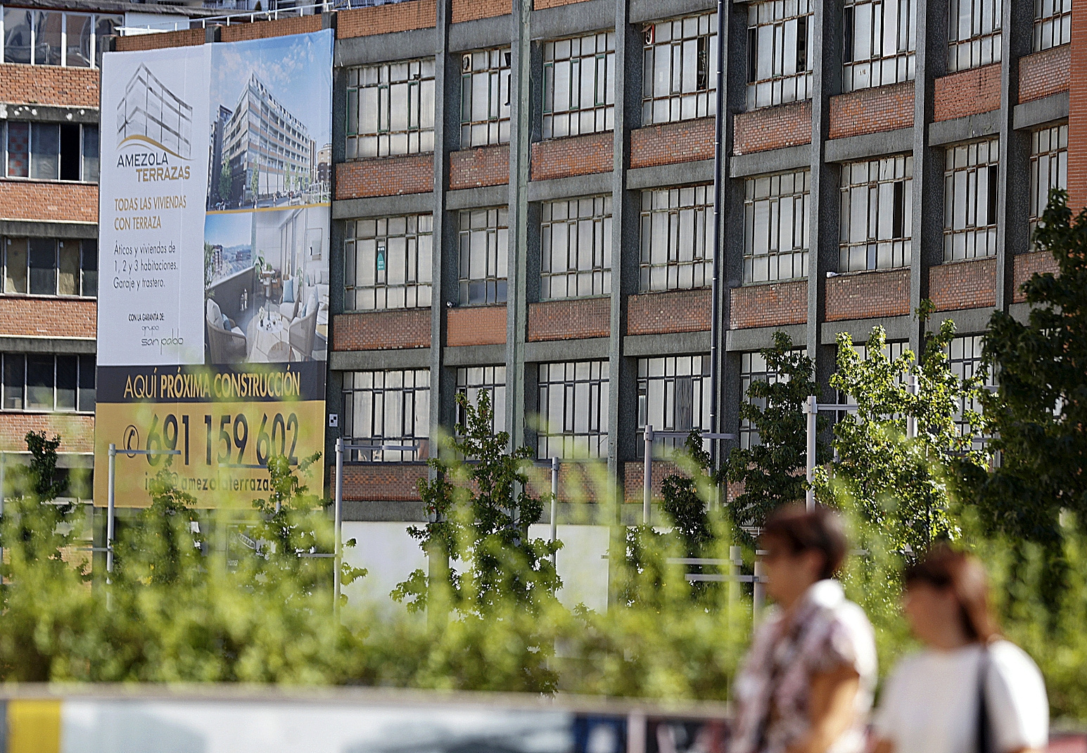 Anuncio de una promoción de viviendas en Bilbao.