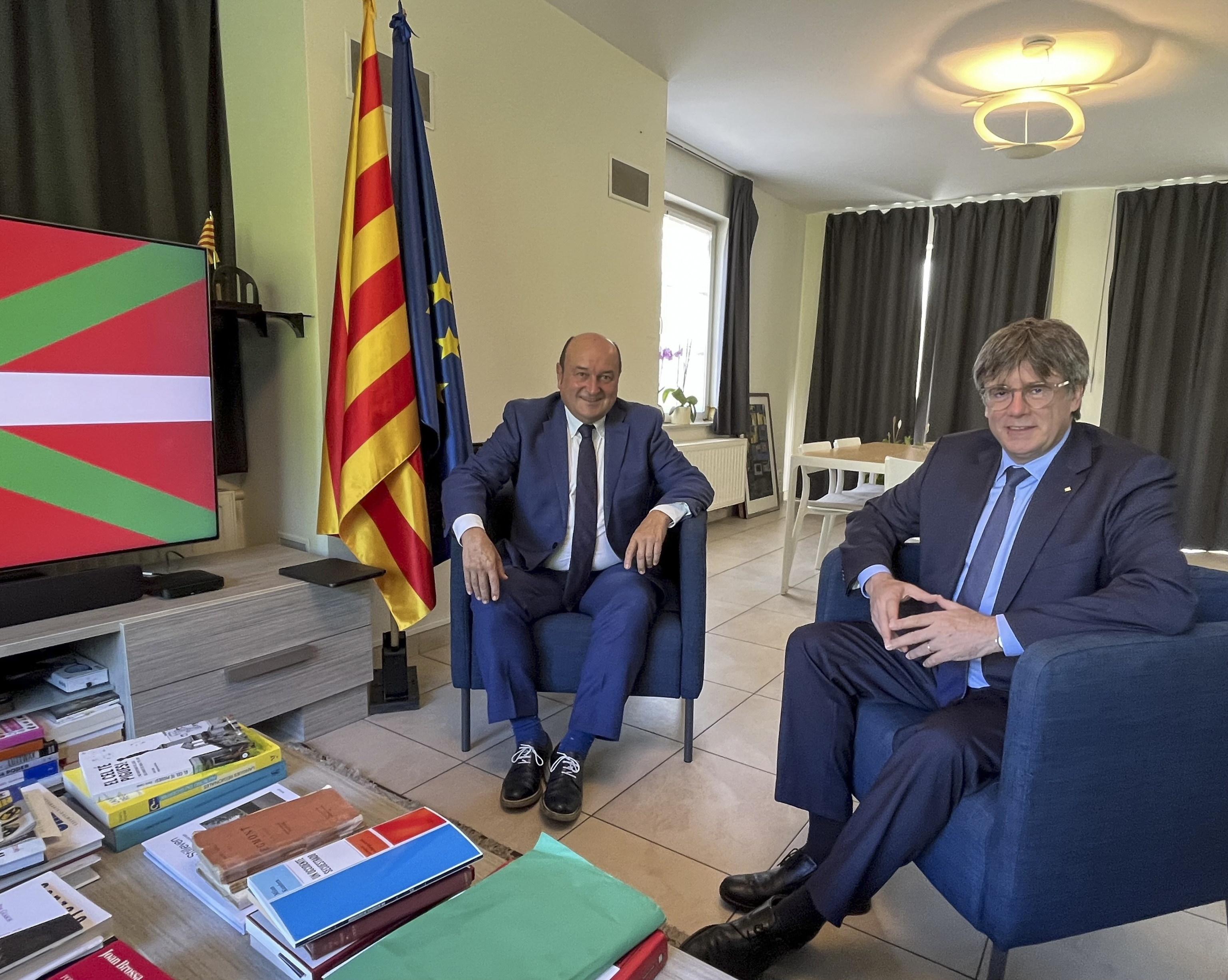 Andoni Ortuzar y Carles Puigdemont posan en la residencia del presidente cataln fugado.