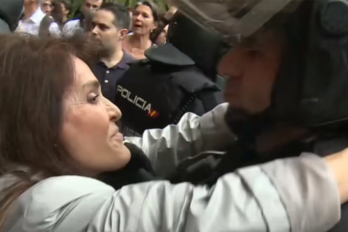 El antidisturbios que denunció un beso no consentido el 1-O y la mujer que se lo propinó.