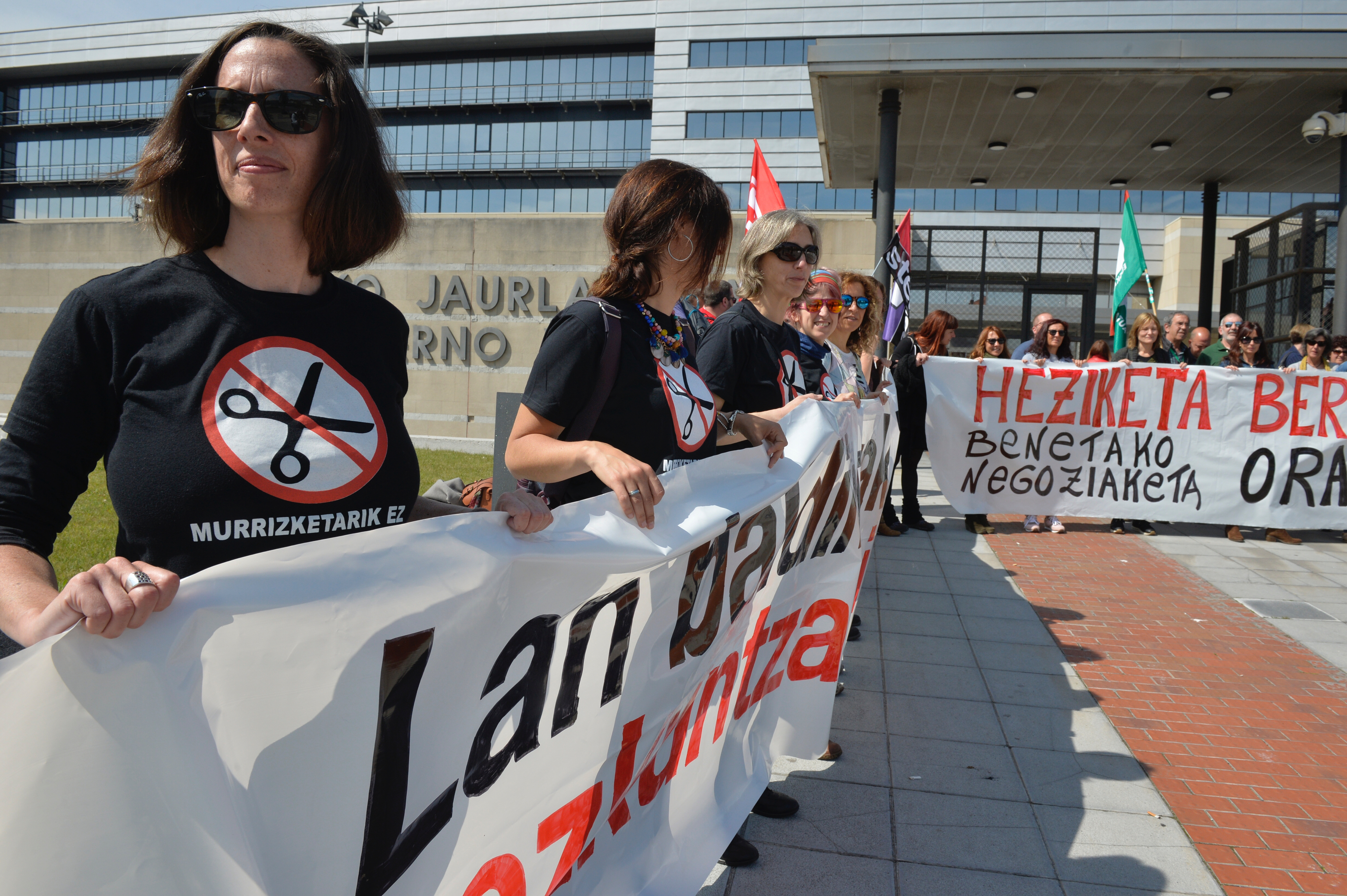 Funcionarios del Gobierno vasco se concentran en las puertas de Lakua contra la precariedad.