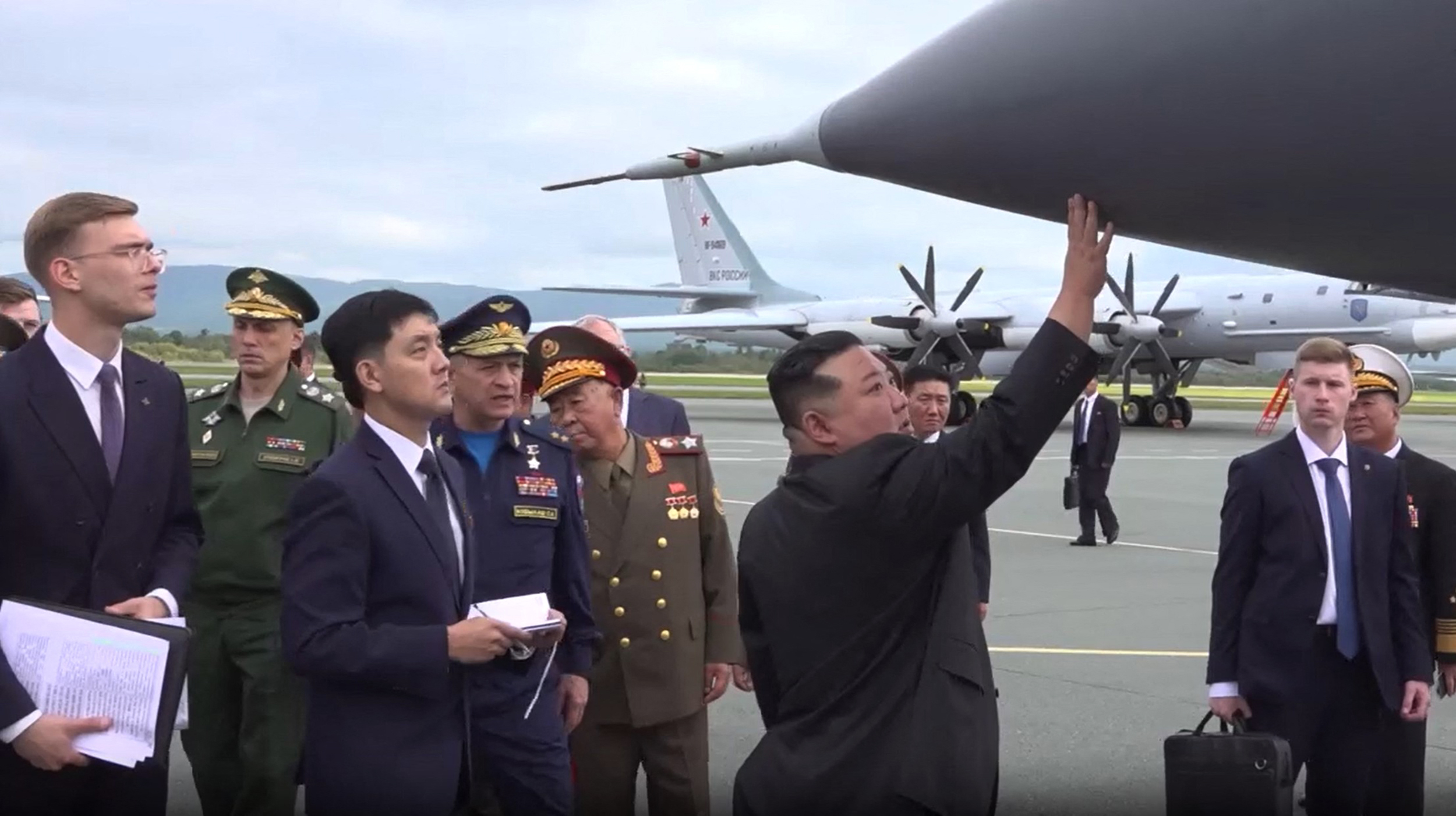 El líder norcoreano Kim Jong Un (c) visita el aeródromo de Knevichi, acompañado del ministro ruso de Defensa, Sergei Shoigu.
