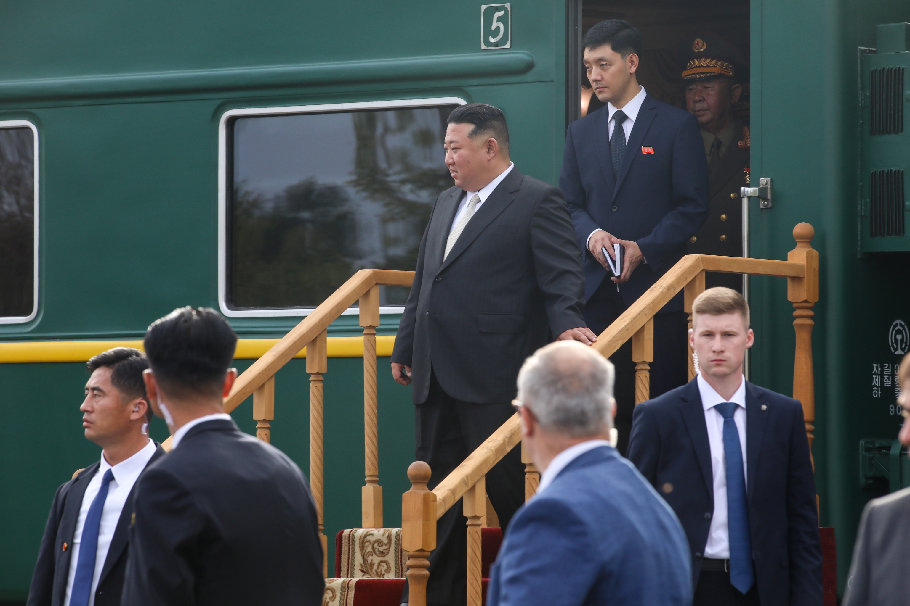 El líder de Corea del Norte, Kim Jong Un, llega a una estación de tren en la ciudad de Artyom.