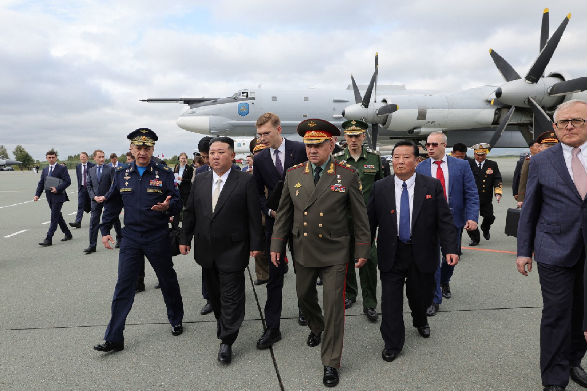 El ministro de Defensa ruso muestra a Kim Jong-un aviones estratégicos nucleares y misiles hipersónicos Kinzhal