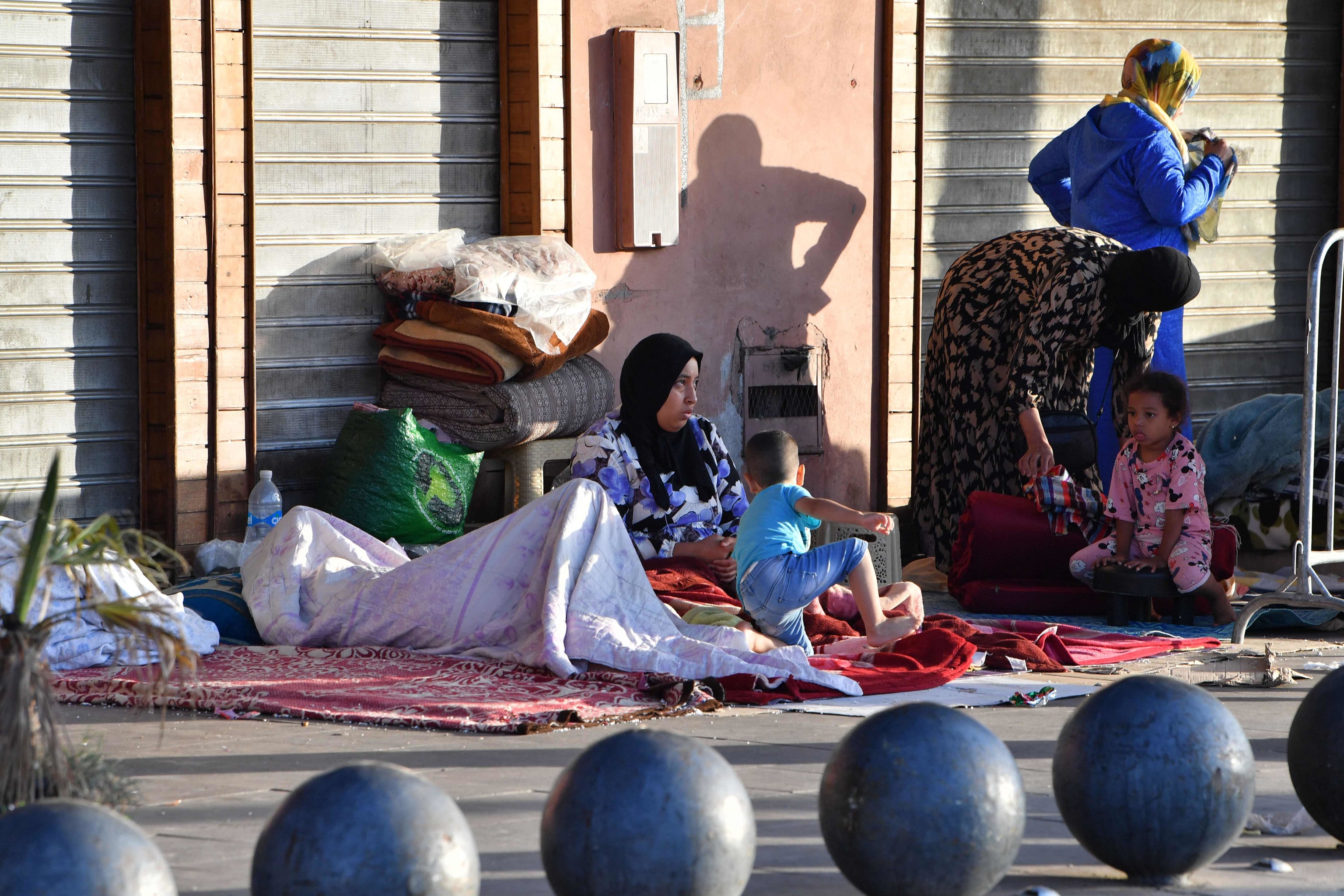 Personas acampan al aire libre en el distrito de Mellah, en Marrakech, el 16 de septiembre de 2023. Un terremoto de magnitud 6,8 -el más fuerte de la historia de Marruecos- ha causado casi 3.000 muertos y más de 5.600 heridos desde que sacudió el 8 de septiembre la provincia de Al-Haouz, al sur del centro turístico de Marrakech.