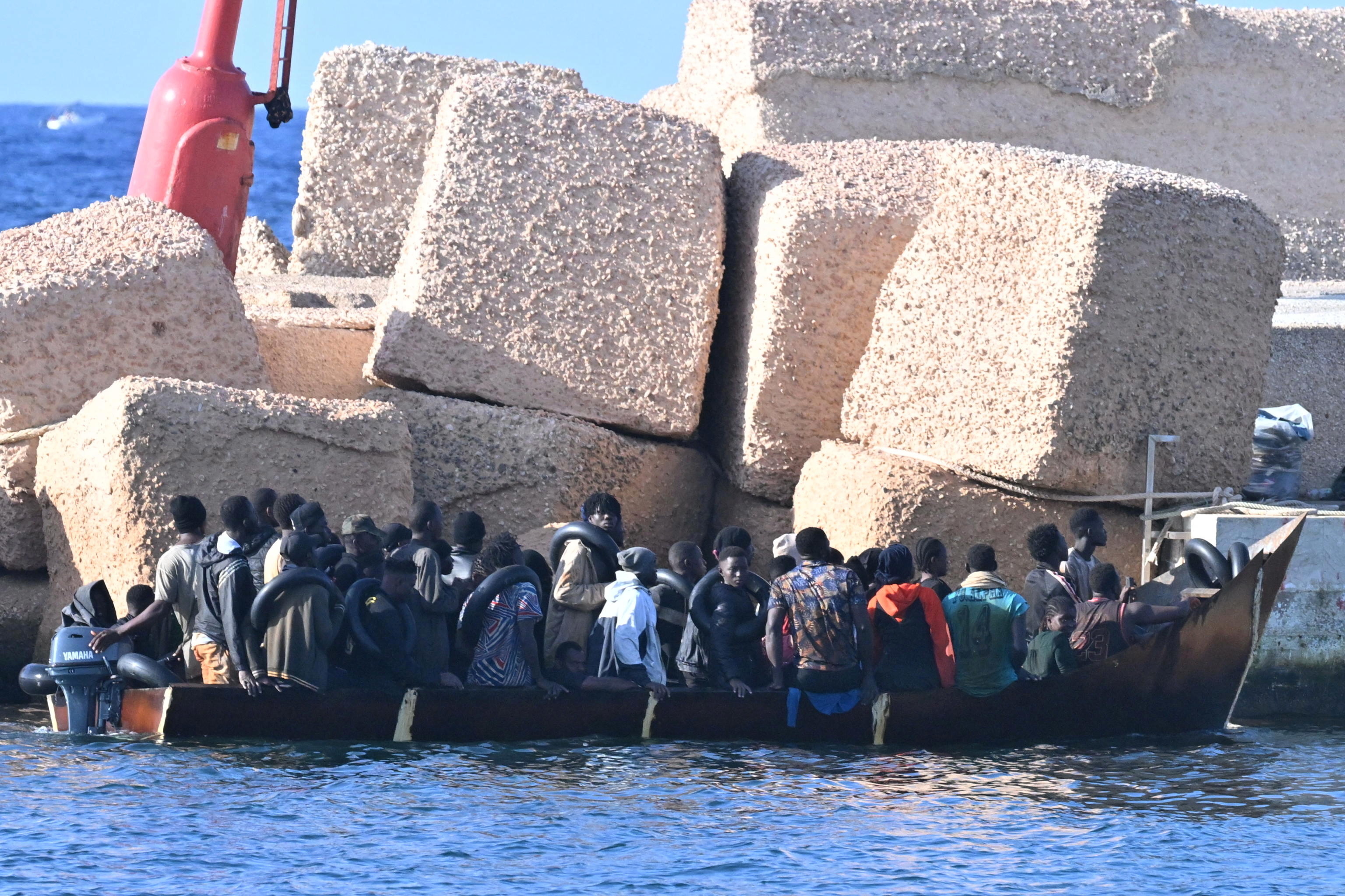 Un cayuco en las aguas del puerto de Lampedusa.