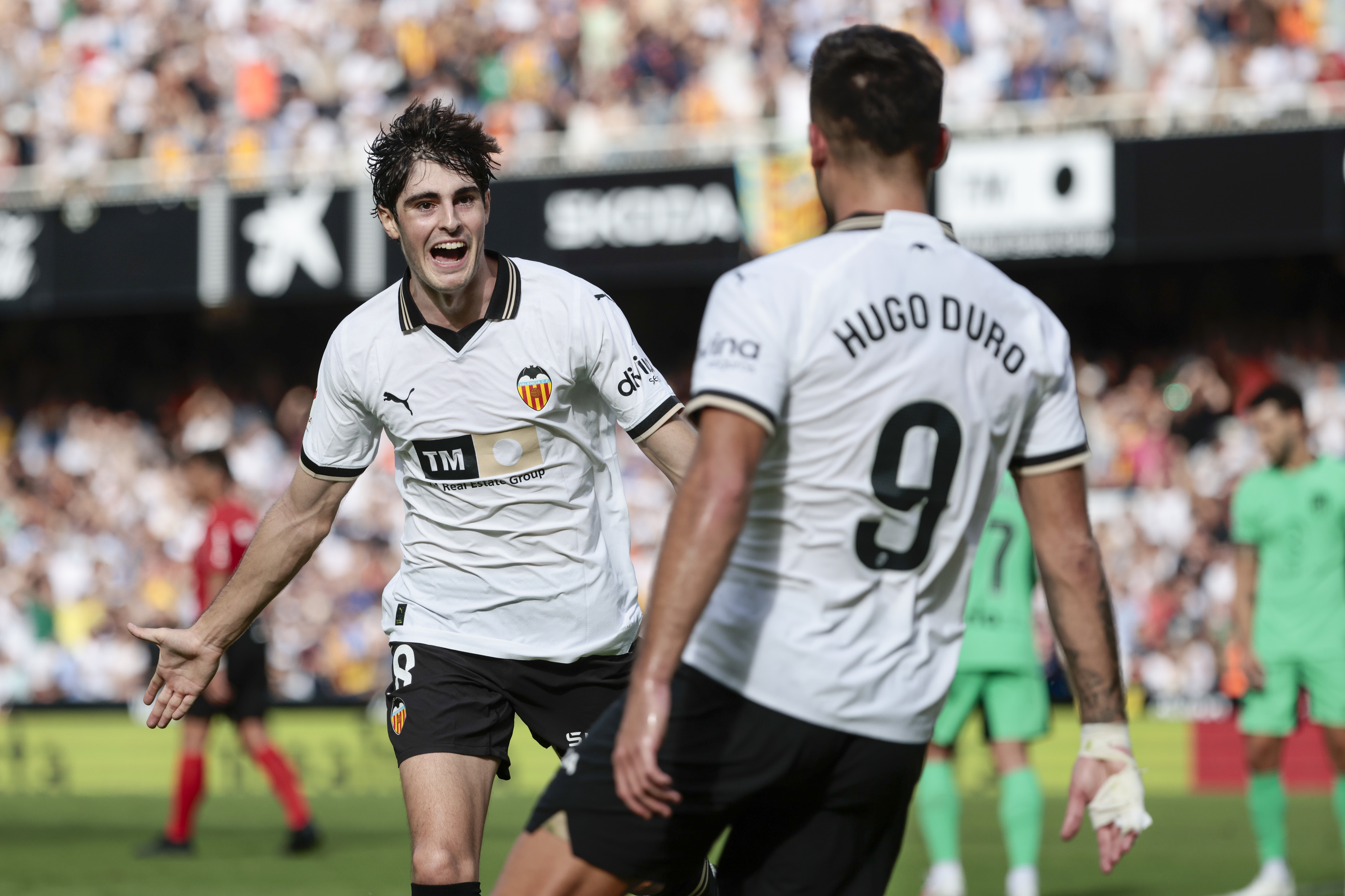 Javi Guerra y Hugo Duro celebran el tercer gol del Valencia.