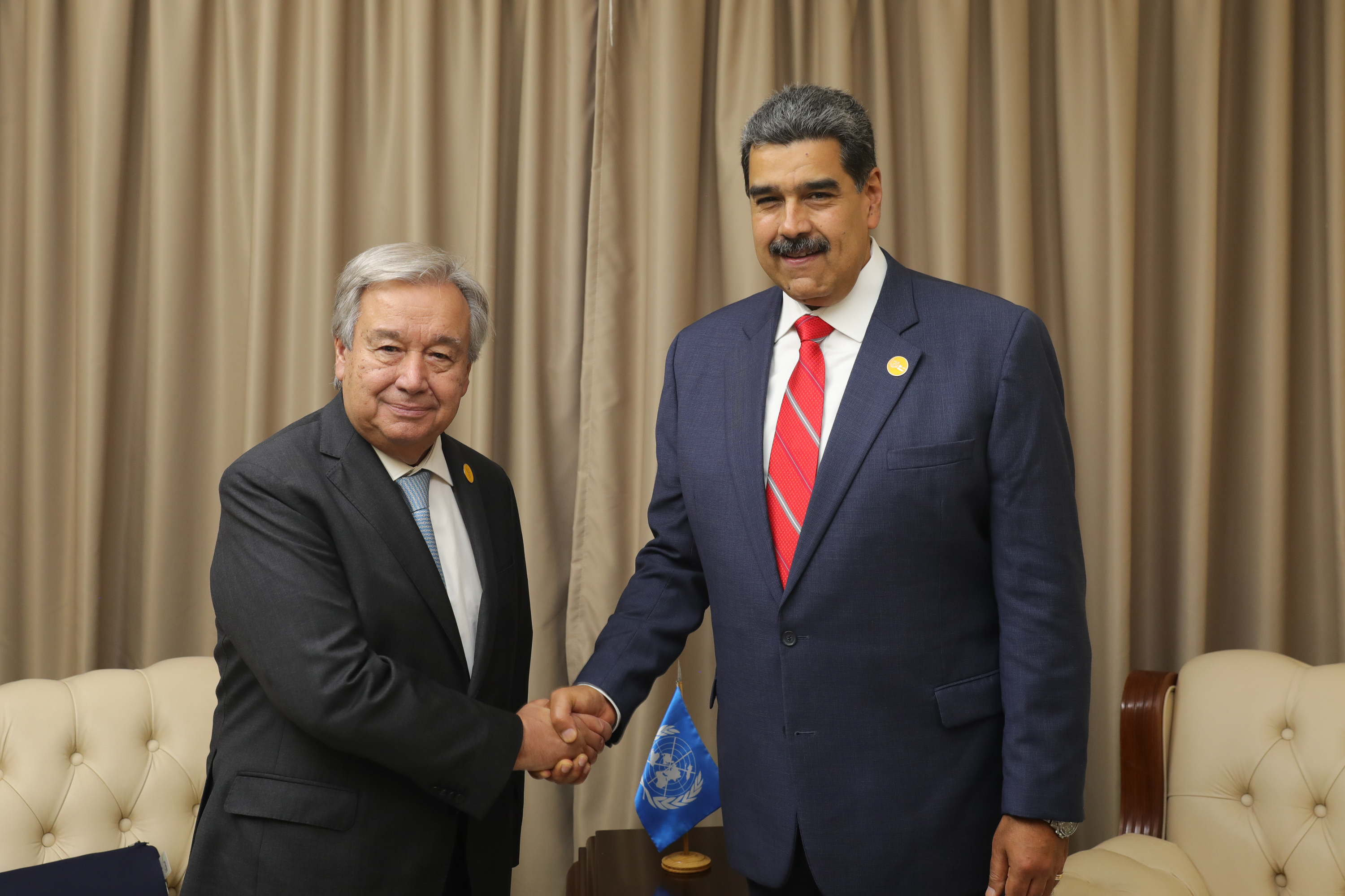 Nicolás Maduro (d) jutno al secretario general de la ONU, Antonio Guterres.