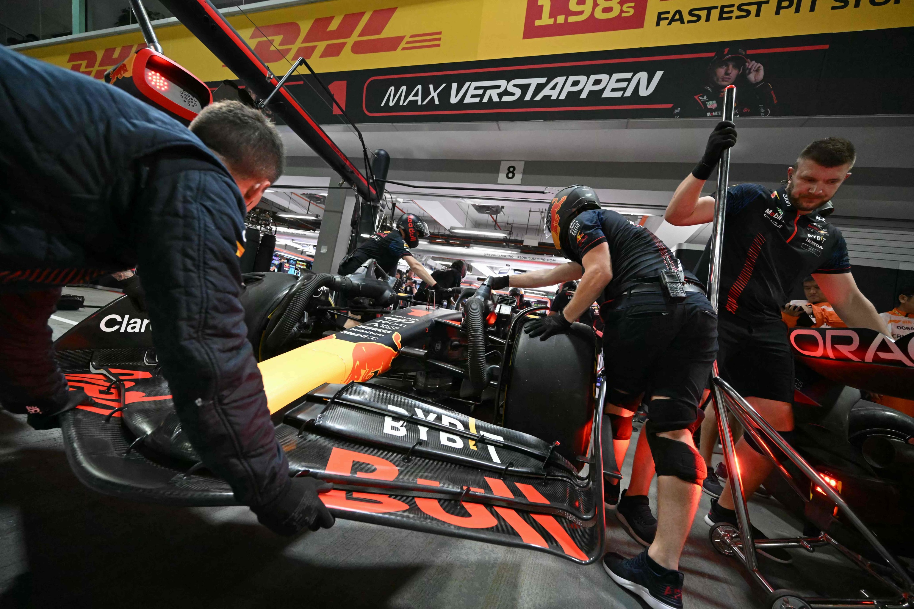 Verstappen, el viernes, en el garaje de Red Bull en Marina Bay.