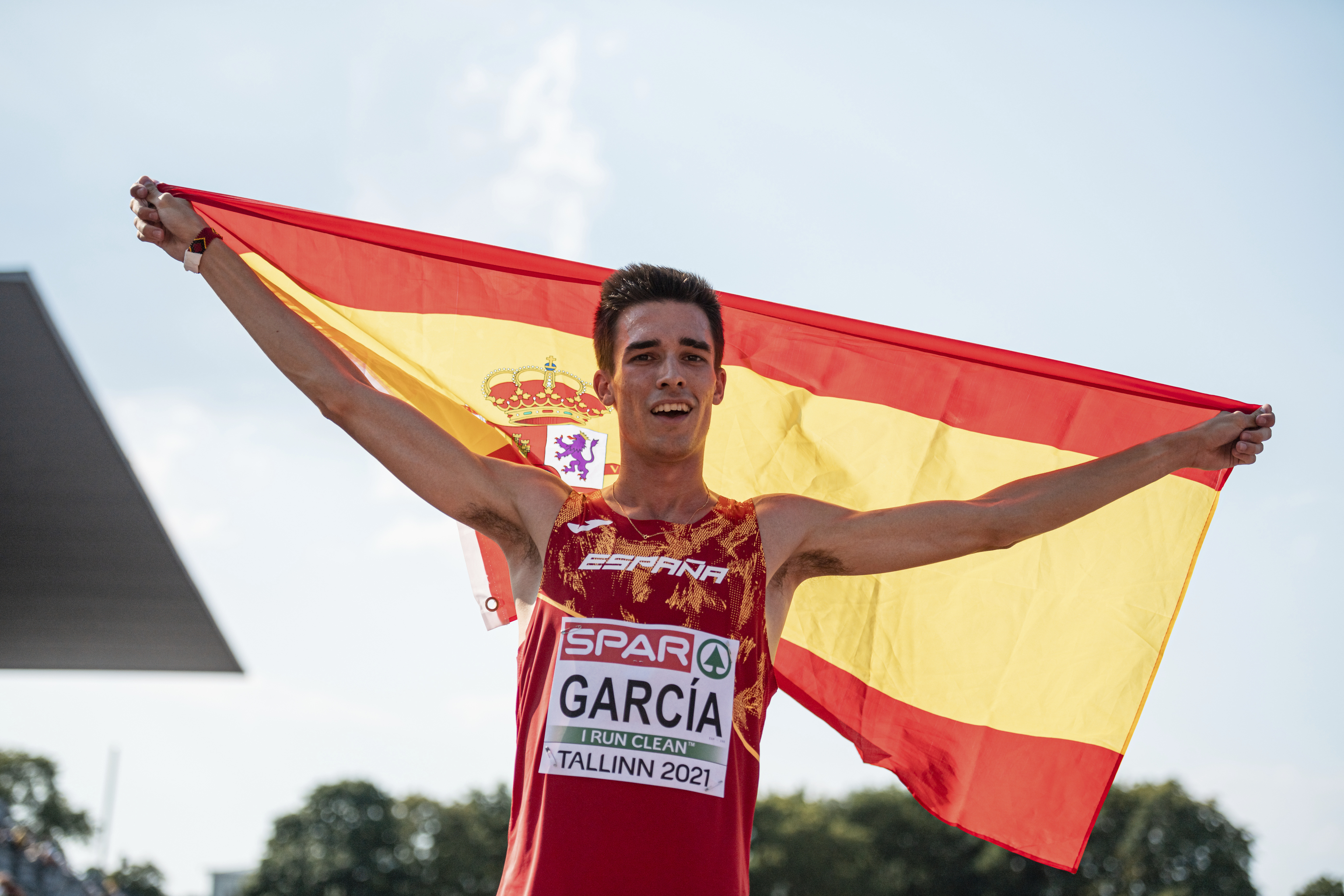 García Romo celebra, en 2021, su victoria en los 1.500 del campeonato de Europa sub 23