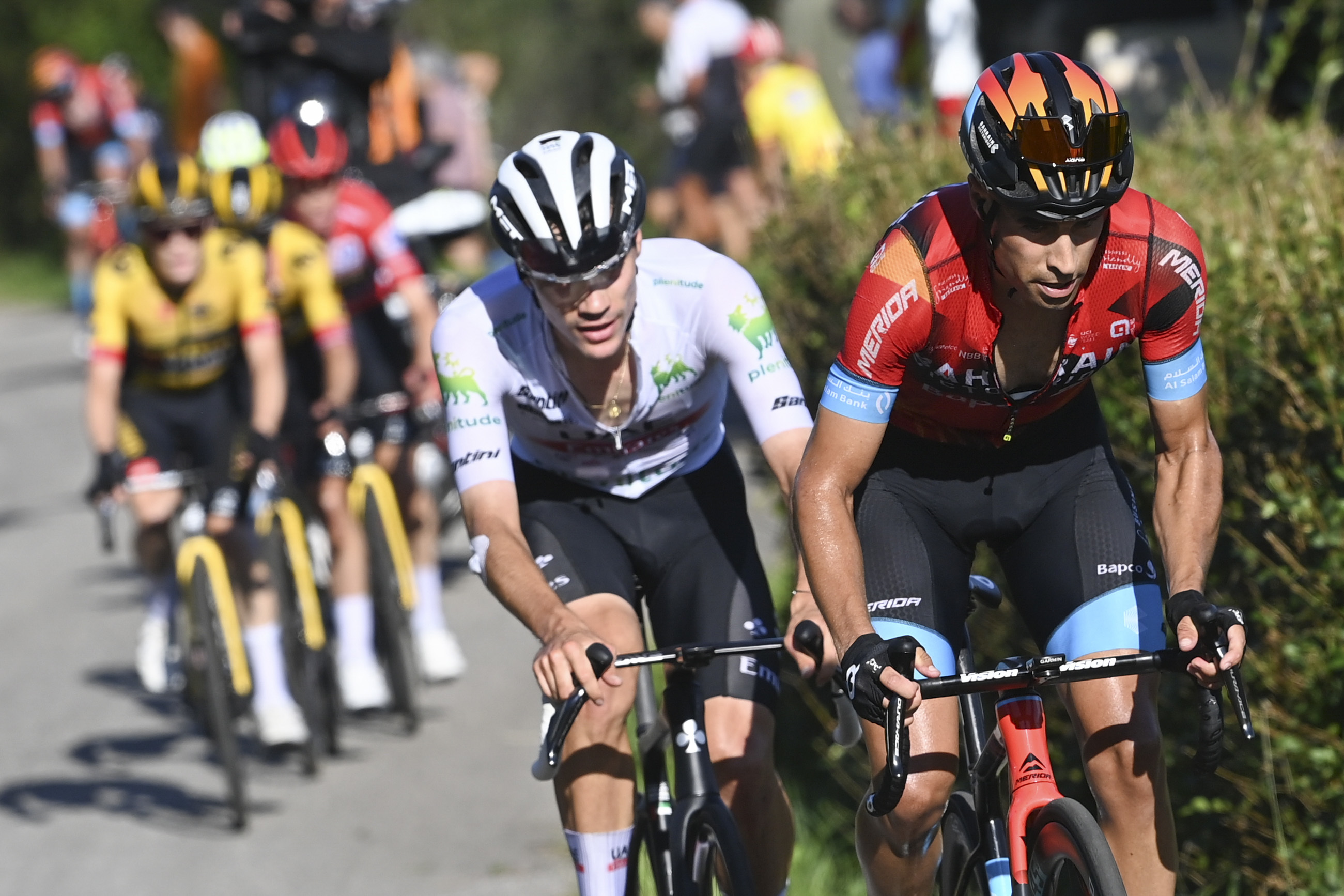 Landa y Ayuso, durante una etapa de la Vuelta.