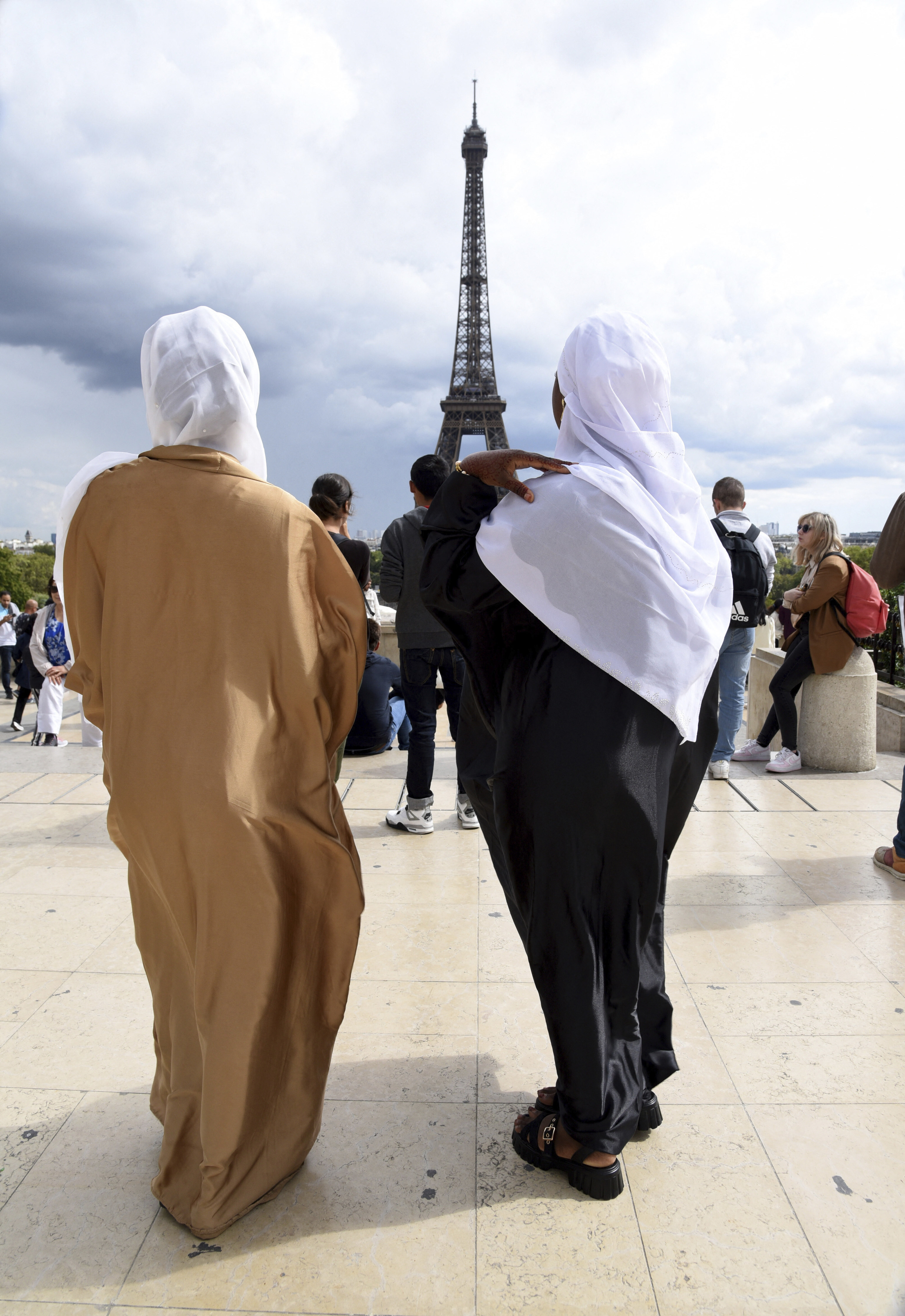 Dos mujeres con abaya, en París.