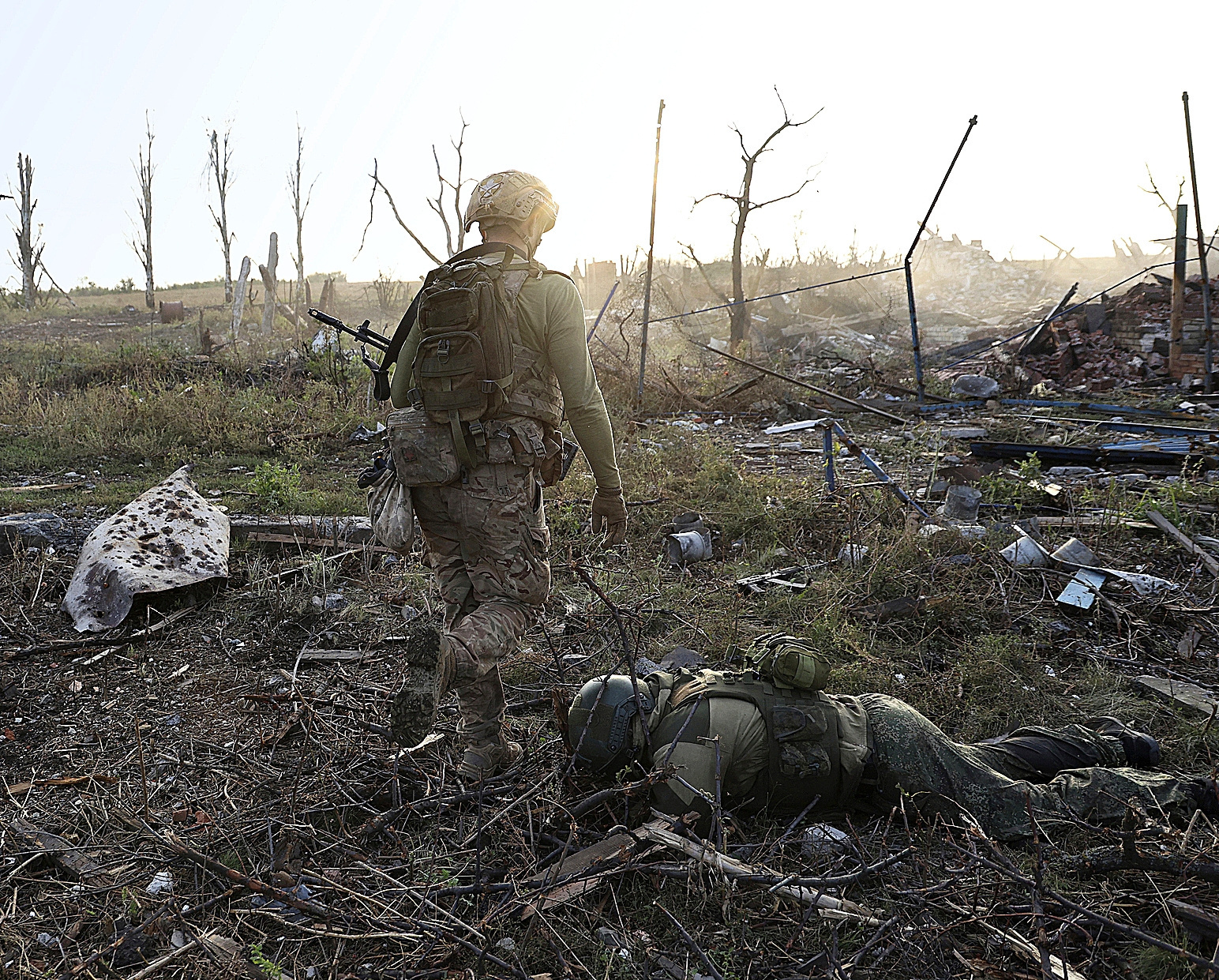 Un soldado ucraniano pasa junto al cadáver de un soldado ruso en Andrivka