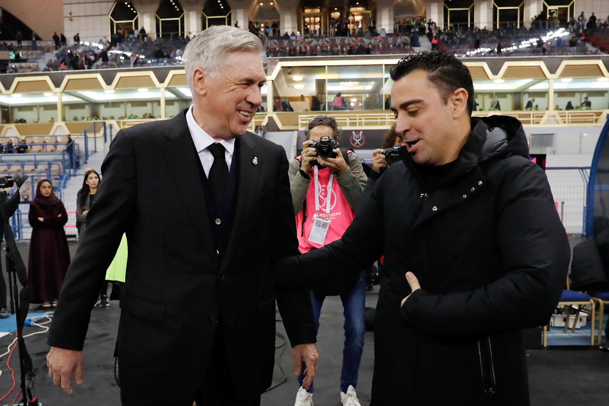 Ancelotti y Xavi se saludan antes de un Madrid-Barça.