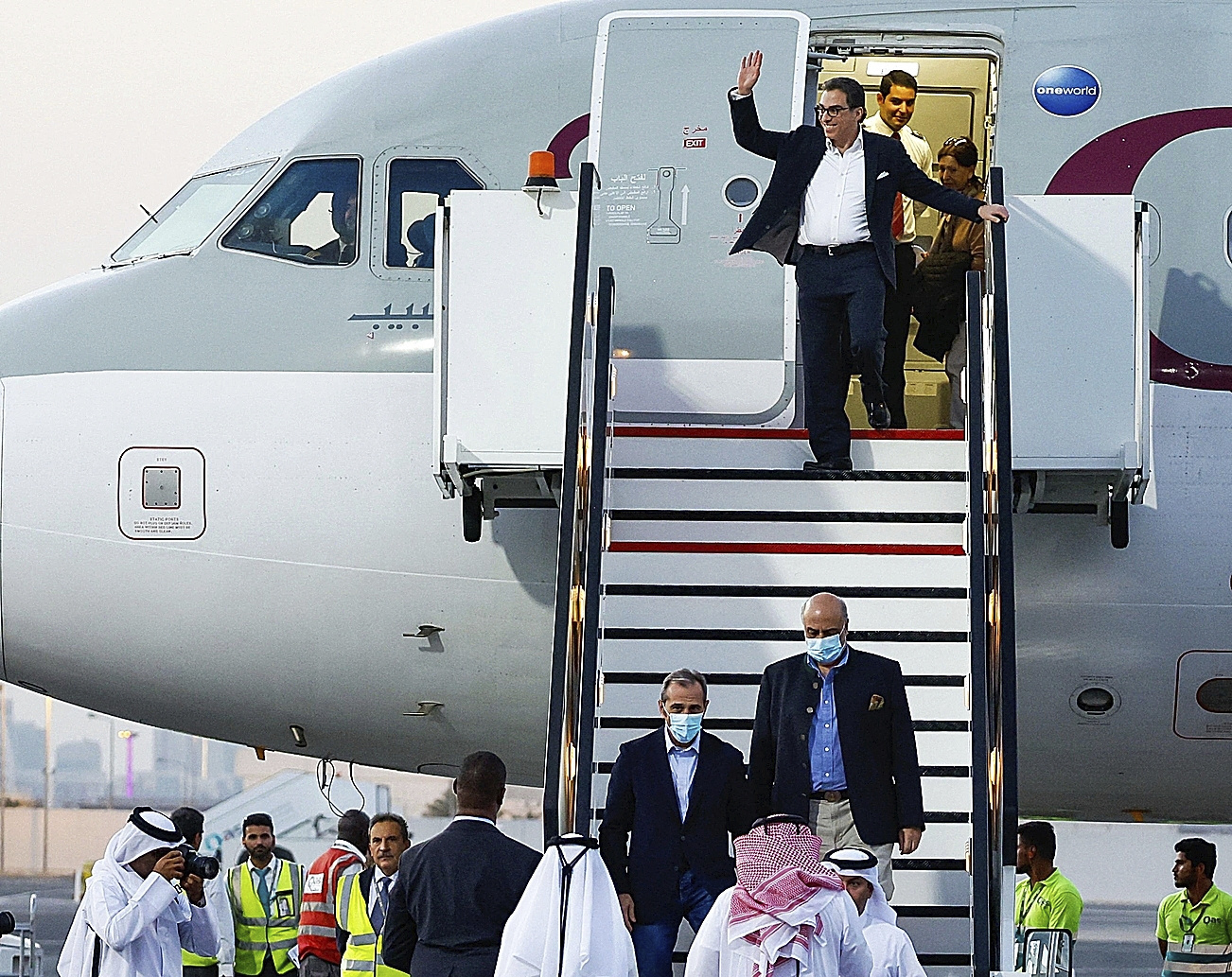 Tres ciudadanos estadounidenses desembarcan a su llegada al aeropuerto internacional de Doha (qatar)
