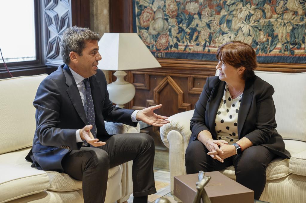 El presidente de la Generalitat, Carlos Mazón, con la presidenta de la AVL, Verònica Cantó.
