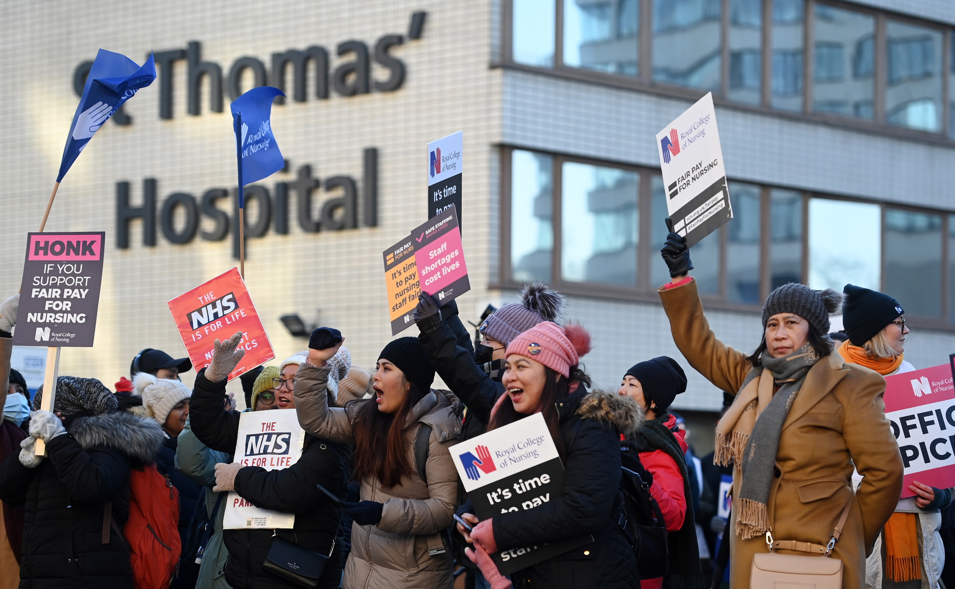 Unos 24.000 médicos especialistas van a la huelga en el Reino Unido