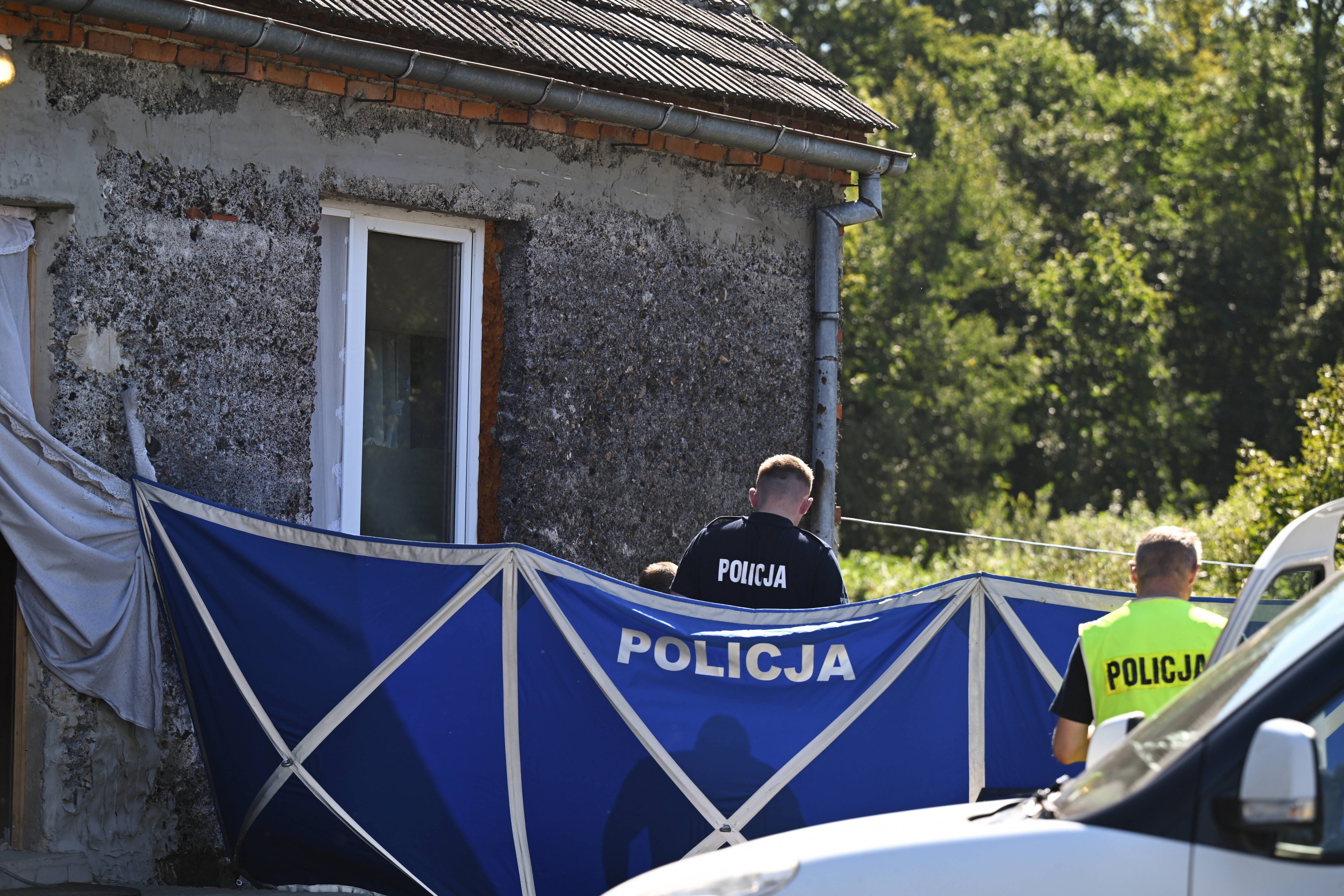 La policía trabaja en el lugar de los hechos, en Czerniki, Polonia.