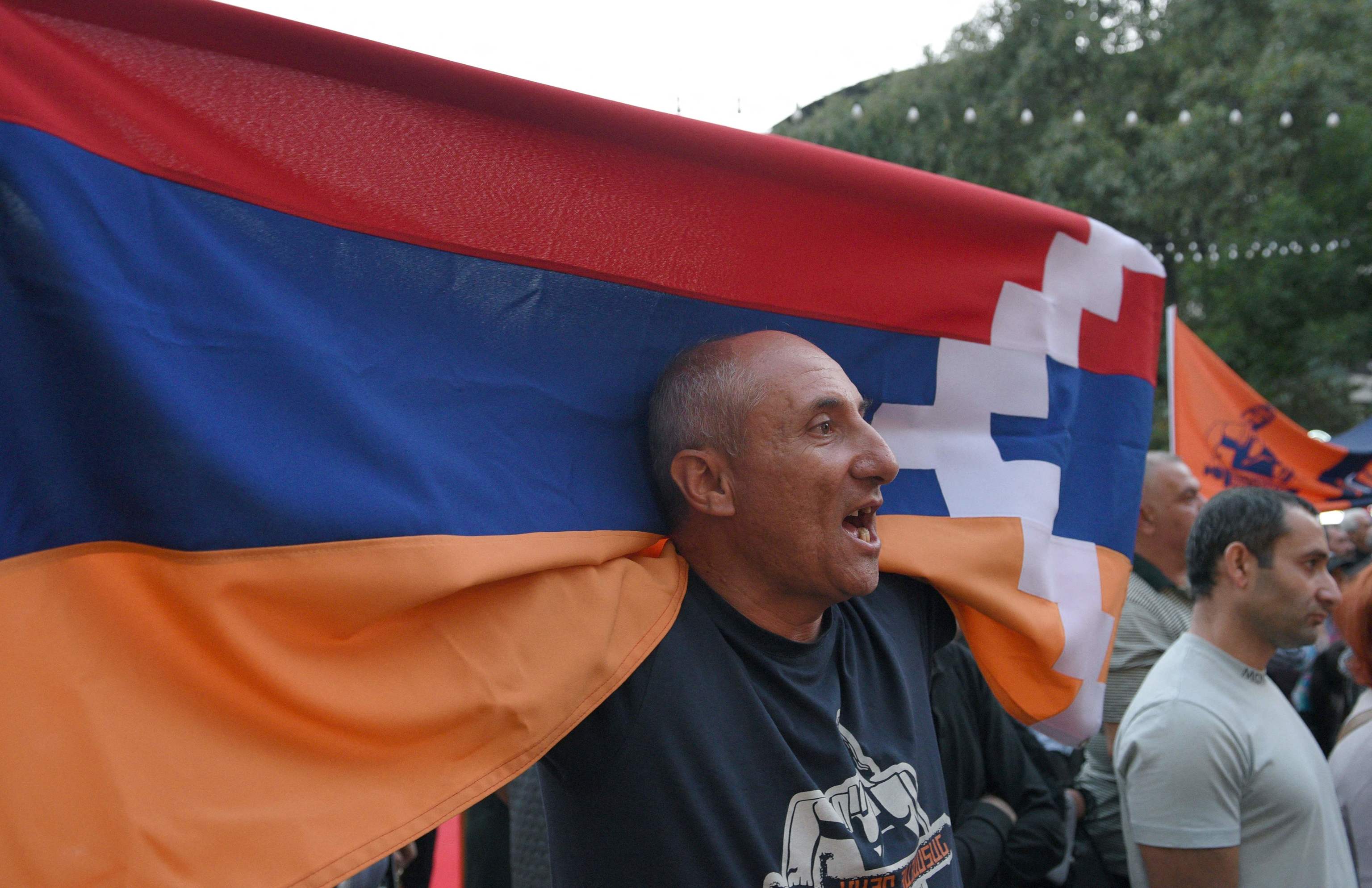 Un manifestante sostiene una bandera de Nagorno Karabaj.