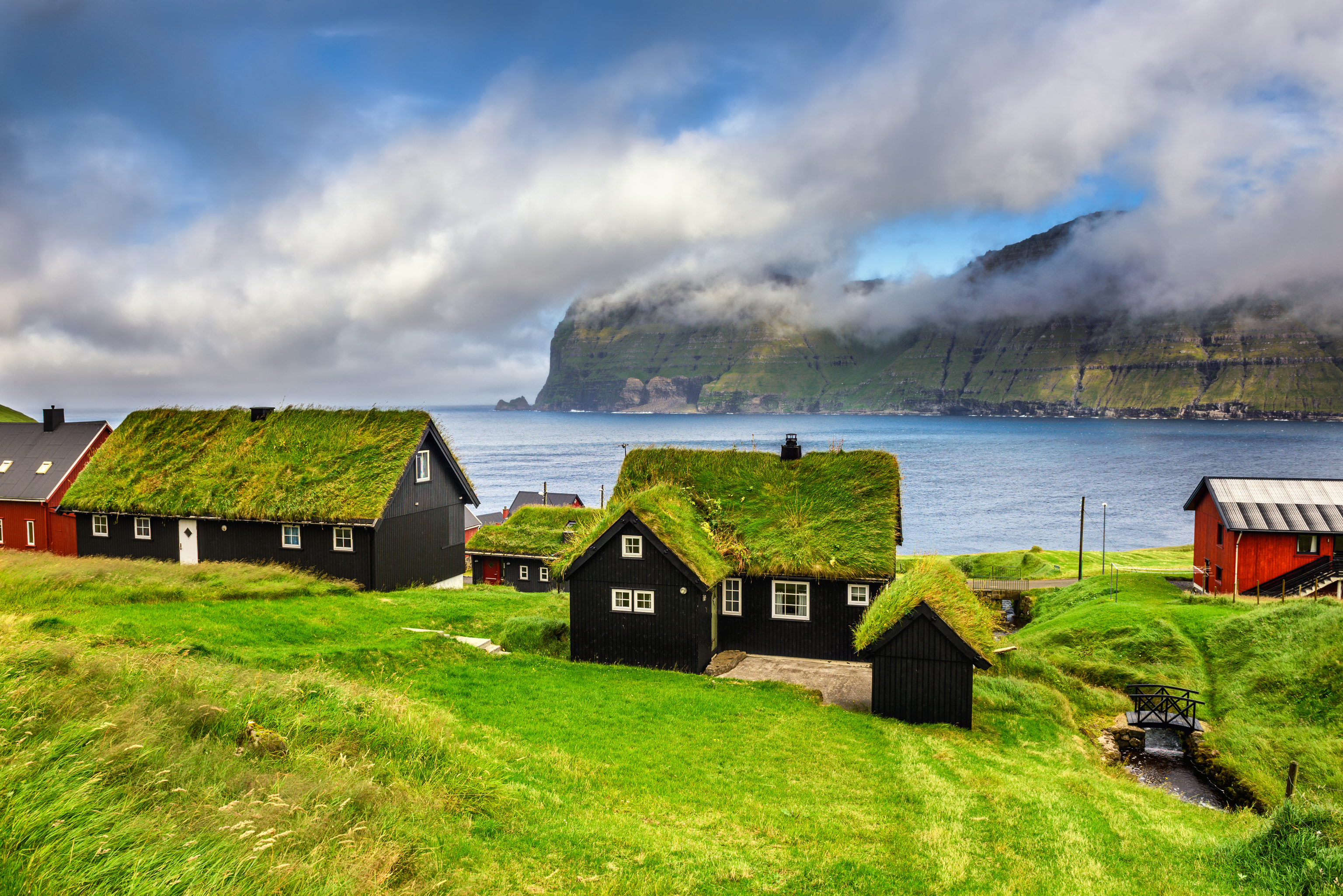 Las casitas con hierba en los tejados típicas de Islas Feroe.