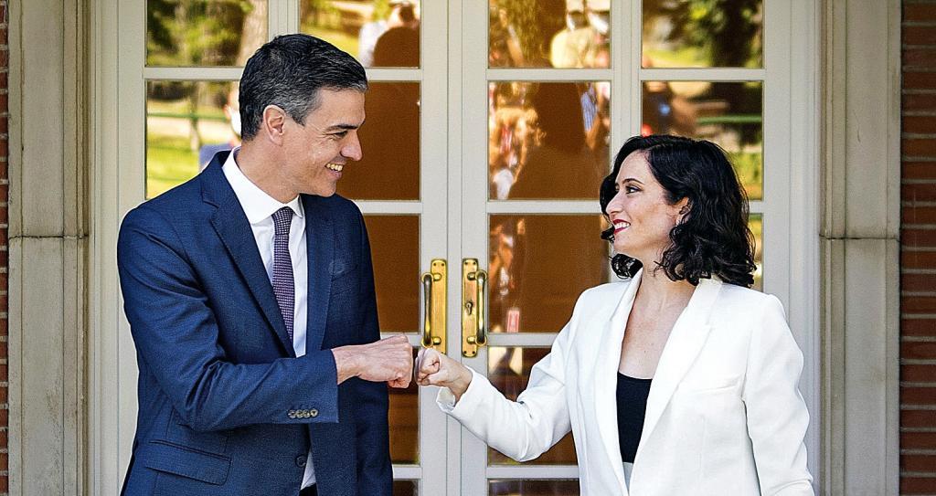El presidente del gobierno, Pedro Sanchez, en el Palacio de la Moncloa con la presidenta de la Comunidad de Madrid, Isabel Diaz Ayuso.