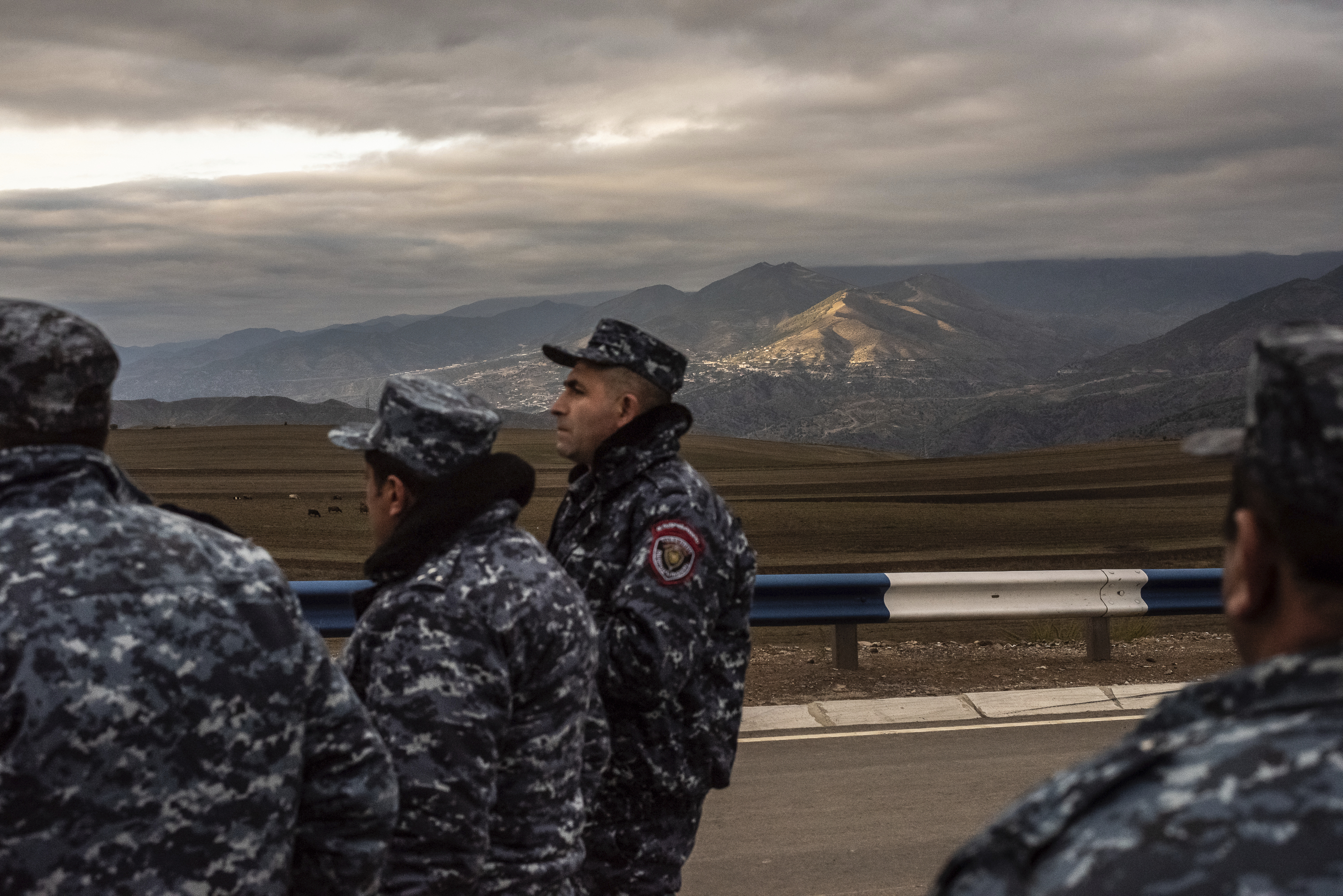 Un policía armenio en un puesto de control en la carretera que conduce al corredor de Lachin.