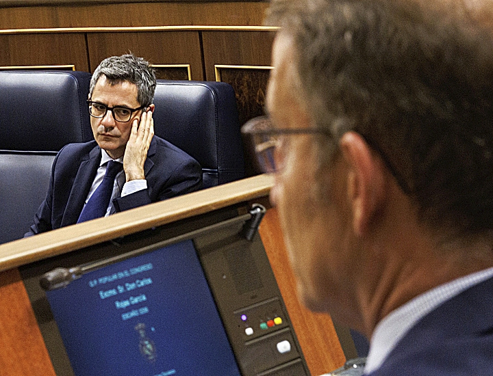 Félix Bolaños atiende la traducción simultánea en el Congreso.