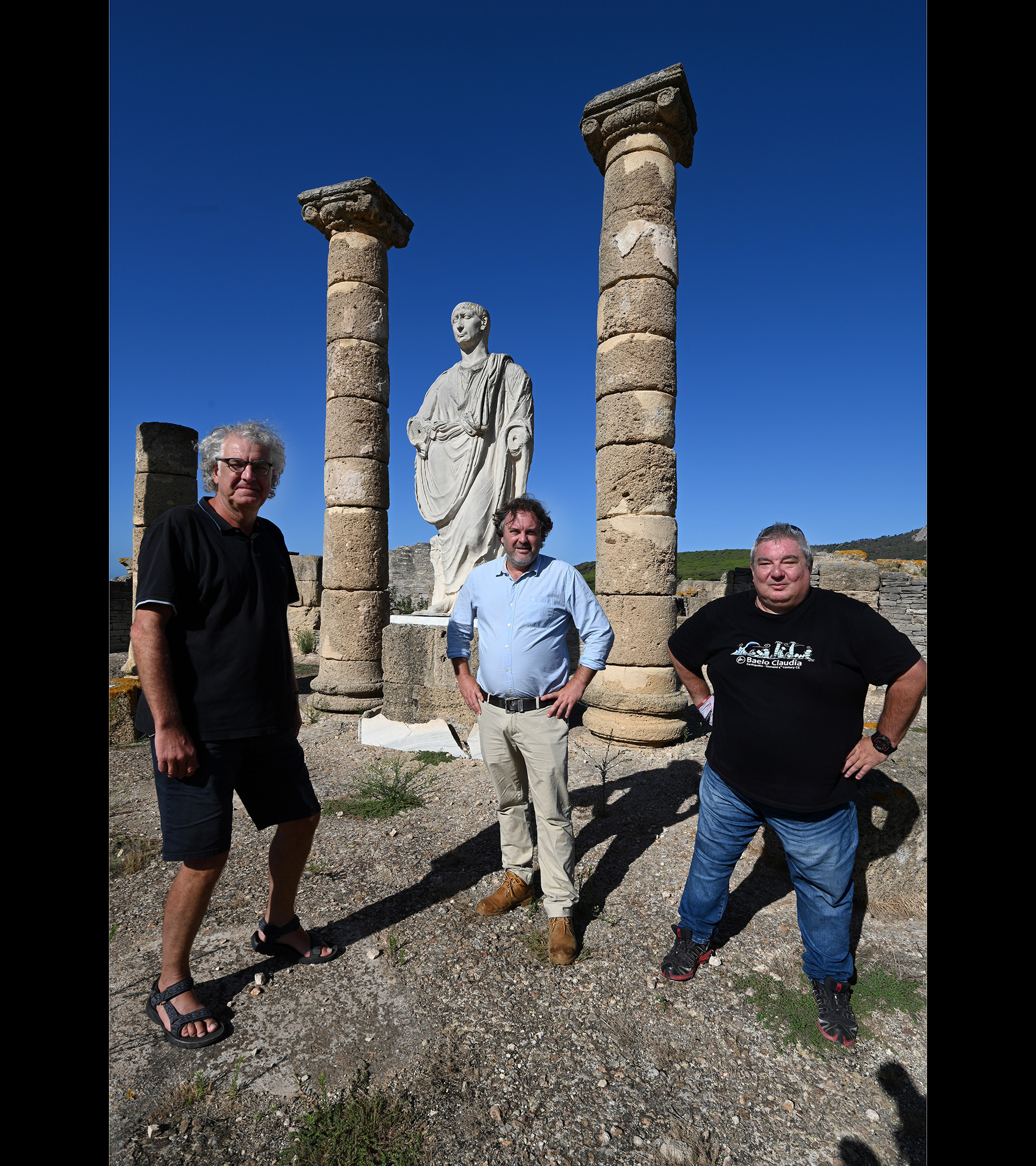 De izquierda a derecha: Klaus Reicherter, Ivn Garca Jimnez y Pablo Gabriel Silva junto a la estatua de Trajano