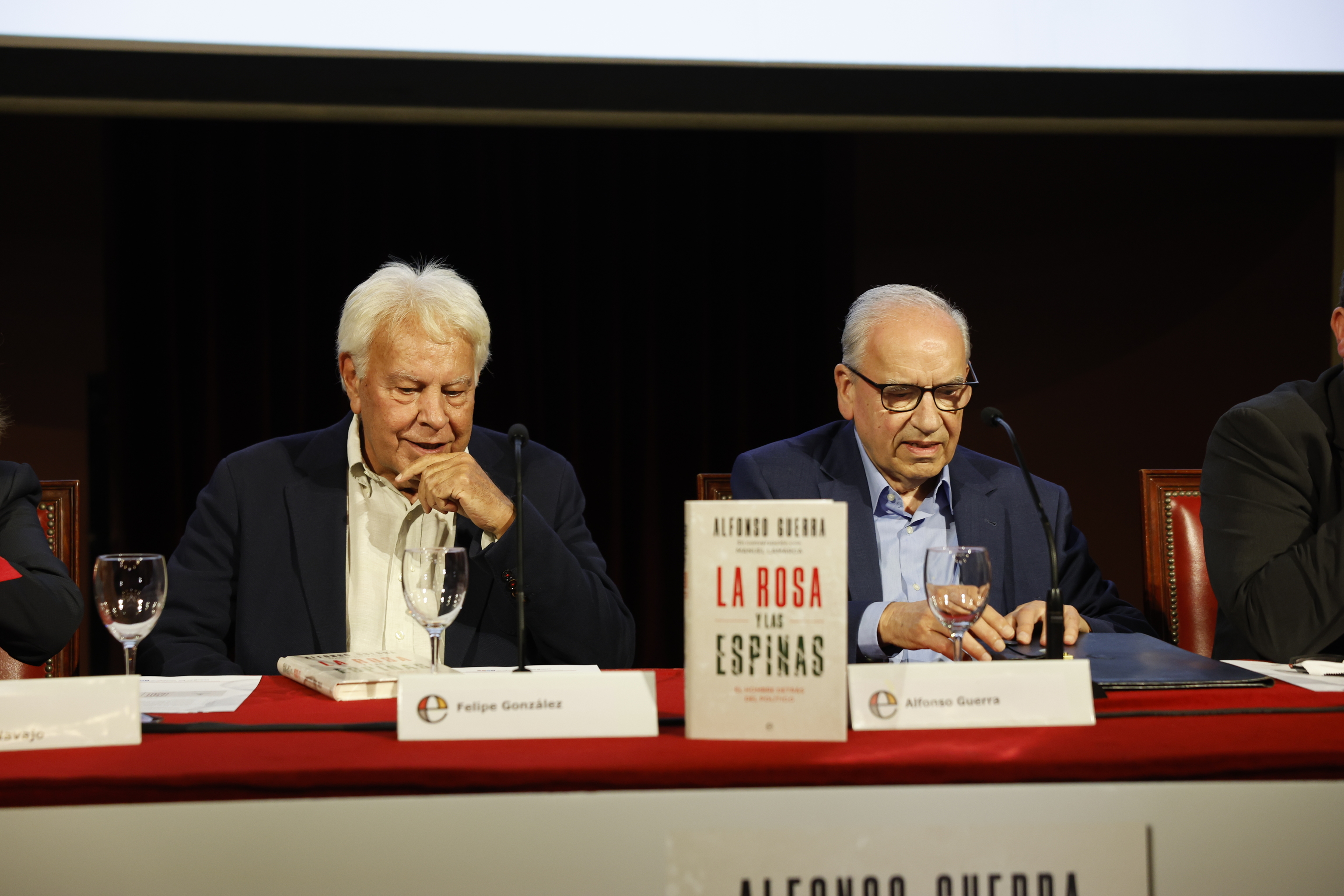 Felipe González y Alfonso Guerra, ayer en el Ateneo de Madrid.