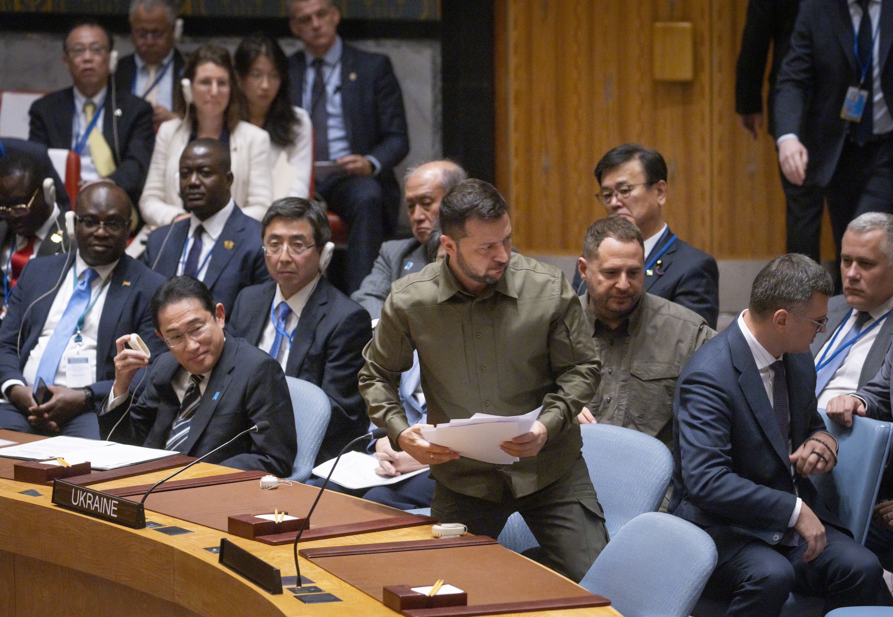 El Presidente de Ucrania, Volodimir Zelenski (C), se va tras dirigirse al Consejo de Seguridad de las Naciones Unidas.