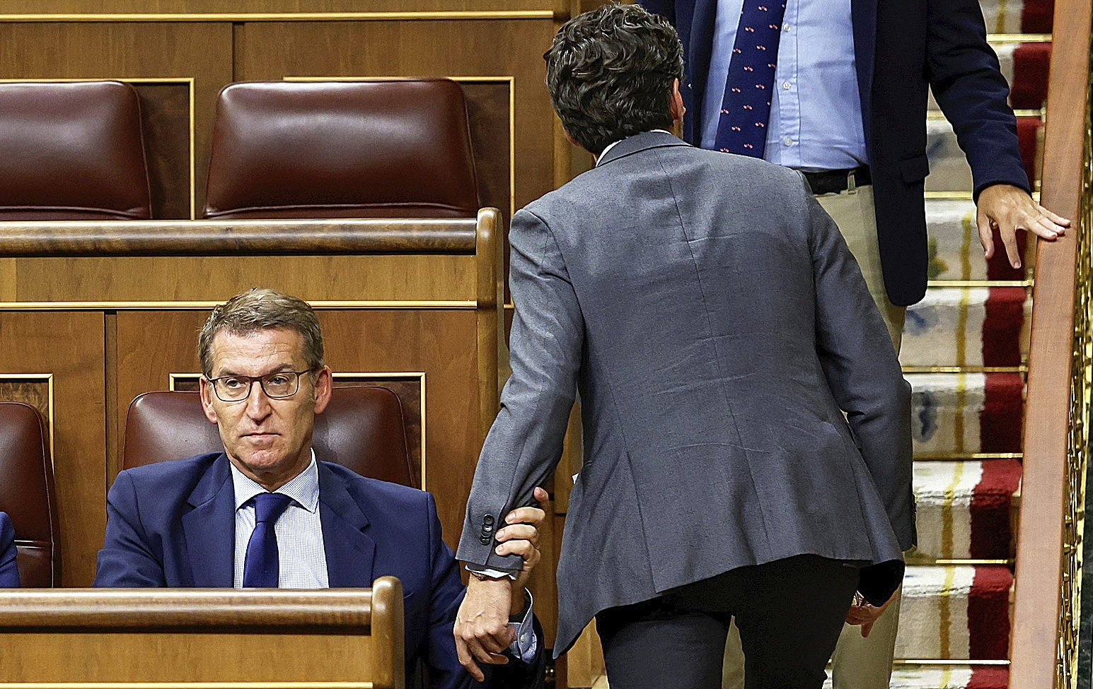 Alberto Núñez Feijóo agarra del brazo, en un gesto cómplice, a Borja Sémper, el martes en el Congreso de los Diputados.