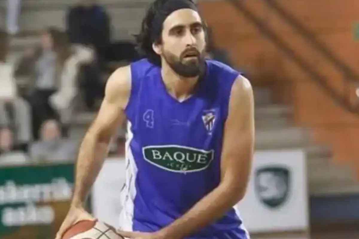 Iván Sáez de Cortázar jugando un partido de baloncesto.